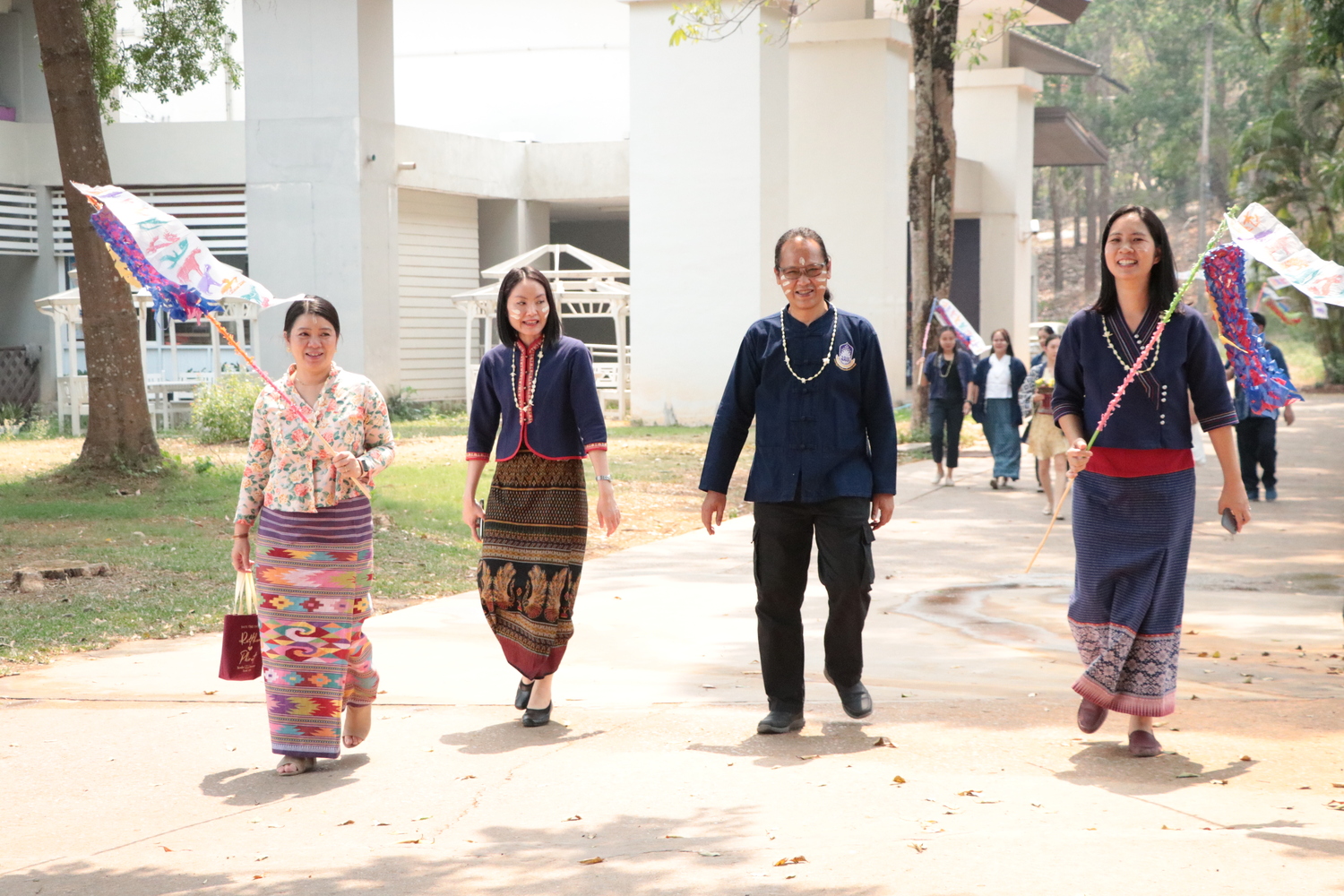 คณะรัฐศาสตร์และสังคมศาสตร์ สืบฮีต โตยฮอย ป๋าเวณี ปี๋ใหม่เมือง เข้าร่วมพิธีสระเกล้าดำหัวอธิการบดีและผู้อาวุโสเนื่องในเทศกาลสงกรานต์มหาวิทยาลัยพะเยา ประจำปี 2566