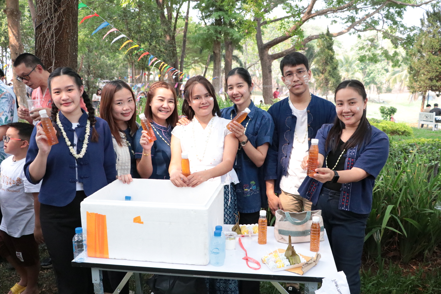 คณะรัฐศาสตร์และสังคมศาสตร์ สืบฮีต โตยฮอย ป๋าเวณี ปี๋ใหม่เมือง เข้าร่วมพิธีสระเกล้าดำหัวอธิการบดีและผู้อาวุโสเนื่องในเทศกาลสงกรานต์มหาวิทยาลัยพะเยา ประจำปี 2566