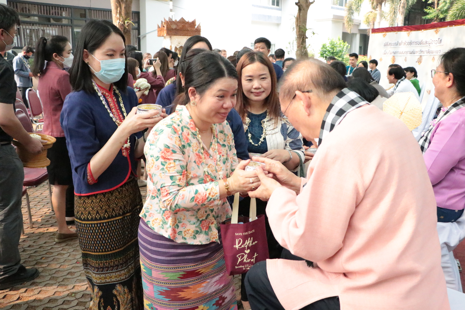 คณะรัฐศาสตร์และสังคมศาสตร์ สืบฮีต โตยฮอย ป๋าเวณี ปี๋ใหม่เมือง เข้าร่วมพิธีสระเกล้าดำหัวอธิการบดีและผู้อาวุโสเนื่องในเทศกาลสงกรานต์มหาวิทยาลัยพะเยา ประจำปี 2566