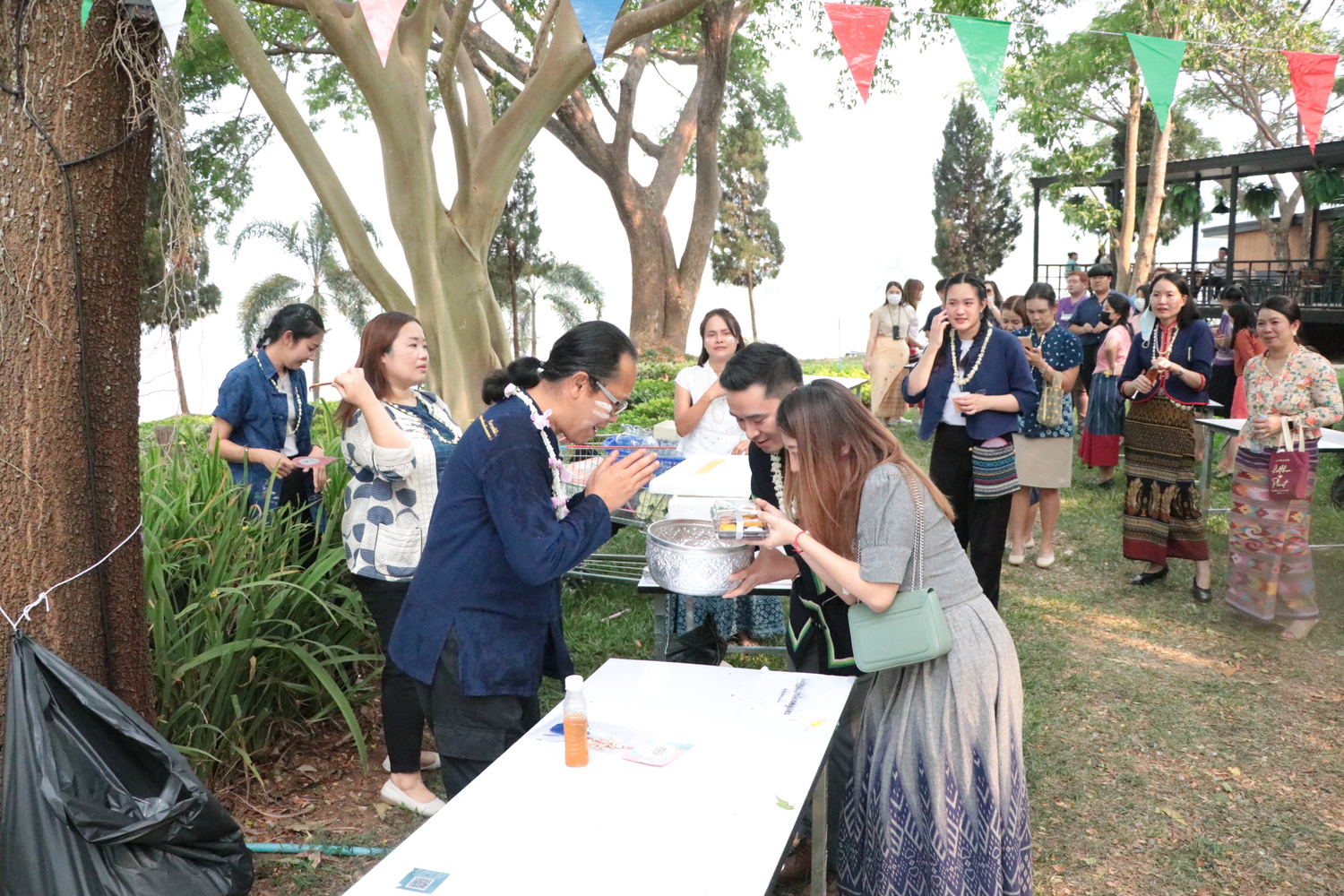 คณะรัฐศาสตร์และสังคมศาสตร์ สืบฮีต โตยฮอย ป๋าเวณี ปี๋ใหม่เมือง เข้าร่วมพิธีสระเกล้าดำหัวอธิการบดีและผู้อาวุโสเนื่องในเทศกาลสงกรานต์มหาวิทยาลัยพะเยา ประจำปี 2566