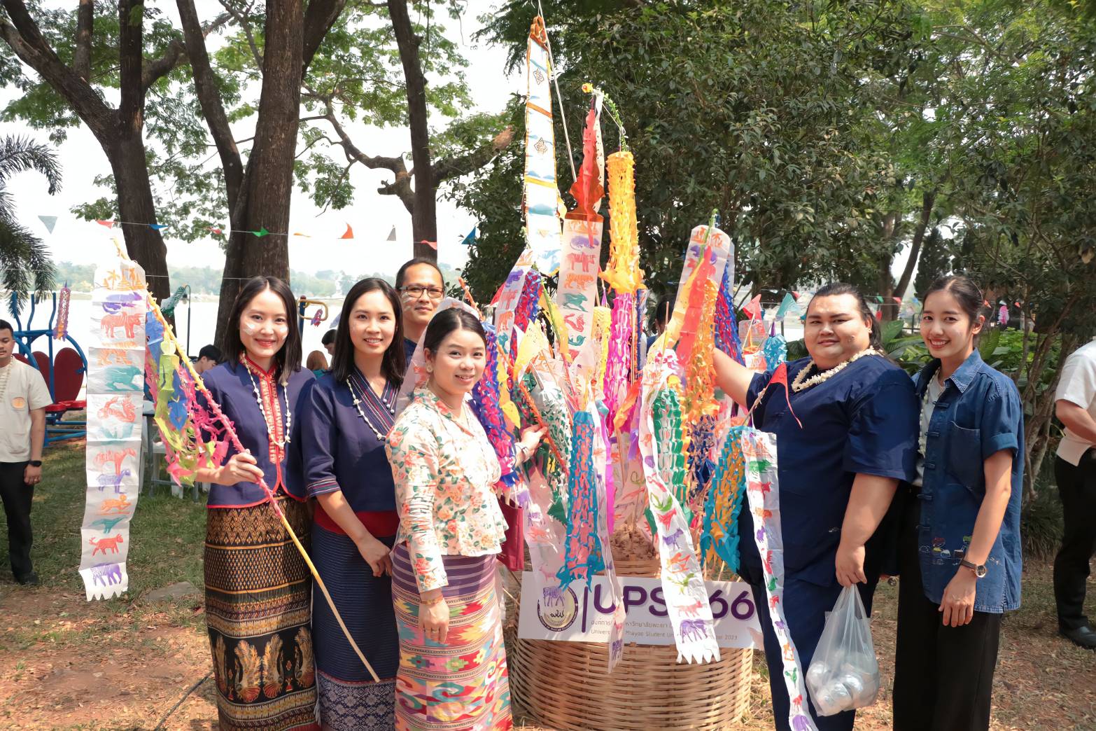 คณะรัฐศาสตร์และสังคมศาสตร์ สืบฮีต โตยฮอย ป๋าเวณี ปี๋ใหม่เมือง เข้าร่วมพิธีสระเกล้าดำหัวอธิการบดีและผู้อาวุโสเนื่องในเทศกาลสงกรานต์มหาวิทยาลัยพะเยา ประจำปี 2566