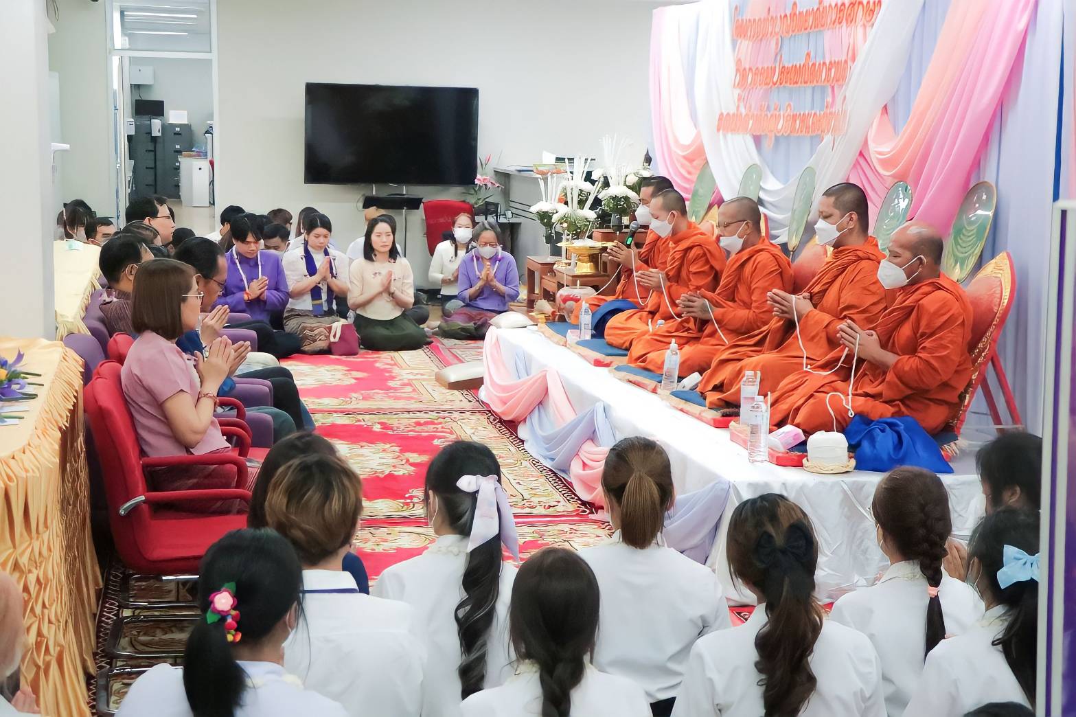 คณะรัฐศาสตร์และสังคมศาสตร์เข้าร่วมพิธีทำบุญวิทยาลัยการศึกษาและกิจกรรมประเพณีสงกรานต์รดน้ำดำหัวผู้บริหารและผู้อาวุโส ประจำปี 2566