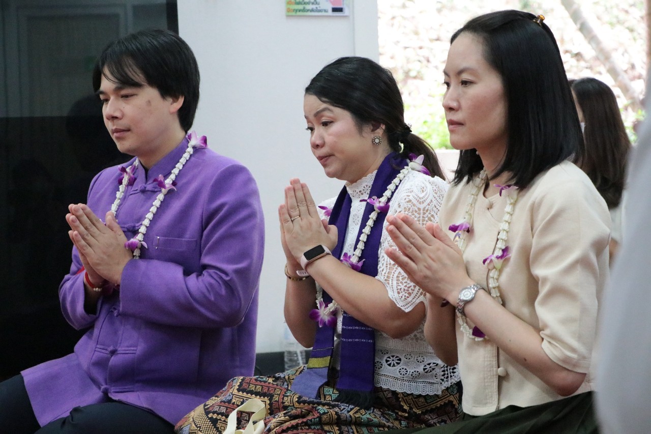 คณะรัฐศาสตร์และสังคมศาสตร์เข้าร่วมพิธีทำบุญวิทยาลัยการศึกษาและกิจกรรมประเพณีสงกรานต์รดน้ำดำหัวผู้บริหารและผู้อาวุโส ประจำปี 2566