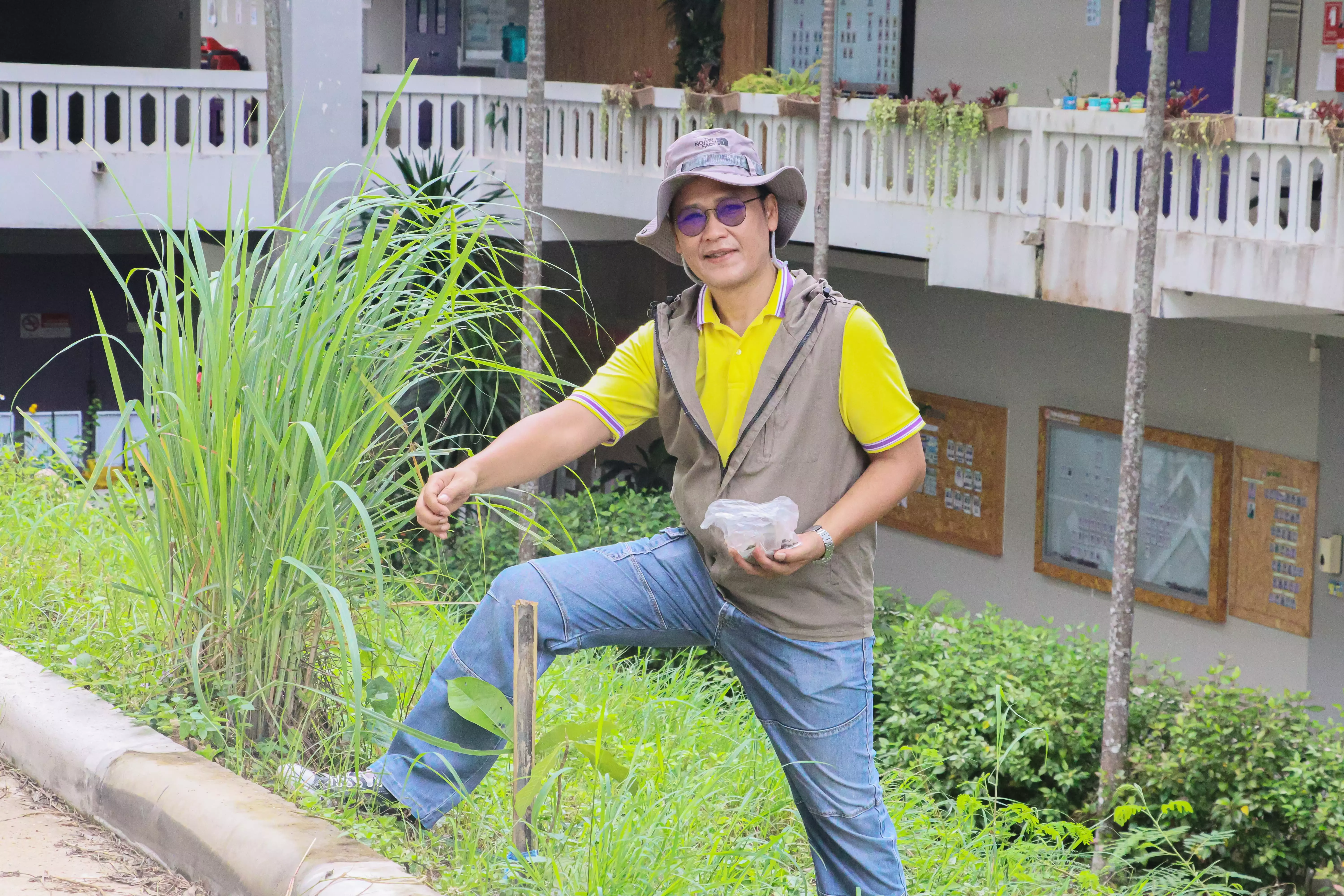 ณะรัฐศาสตร์และสังคมศาสตร์ ร่วมกิจกรรมจิตอาสาเพื่อเฉลิมพระเกียรติพระบาทสมเด็จพระเจ้าอยู่หัว เนื่องในโอกาสมหามงคลเฉลิมพระชมพรรษา 6 รอบ 72 พรรษา