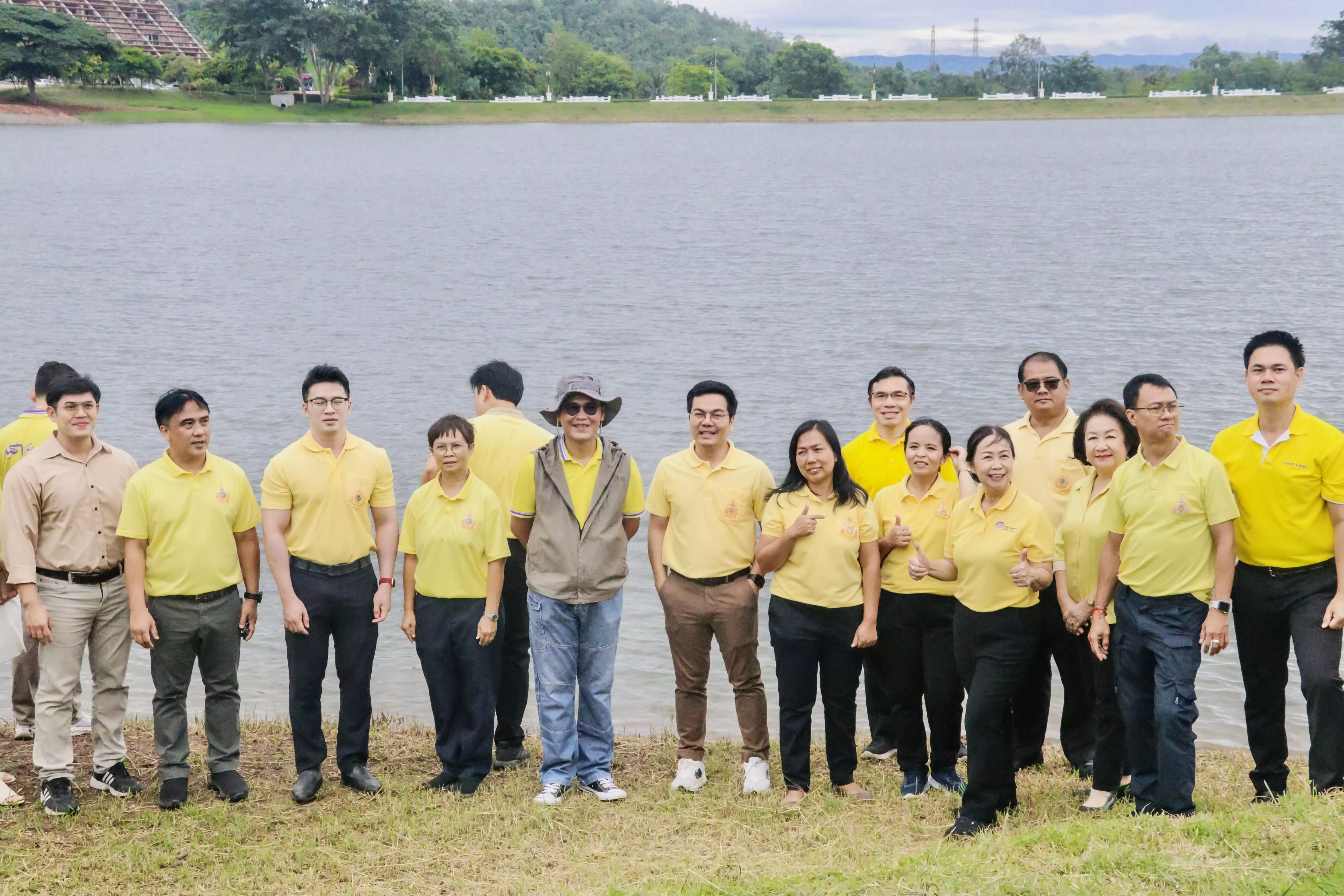 ณะรัฐศาสตร์และสังคมศาสตร์ ร่วมกิจกรรมจิตอาสาเพื่อเฉลิมพระเกียรติพระบาทสมเด็จพระเจ้าอยู่หัว เนื่องในโอกาสมหามงคลเฉลิมพระชมพรรษา 6 รอบ 72 พรรษา