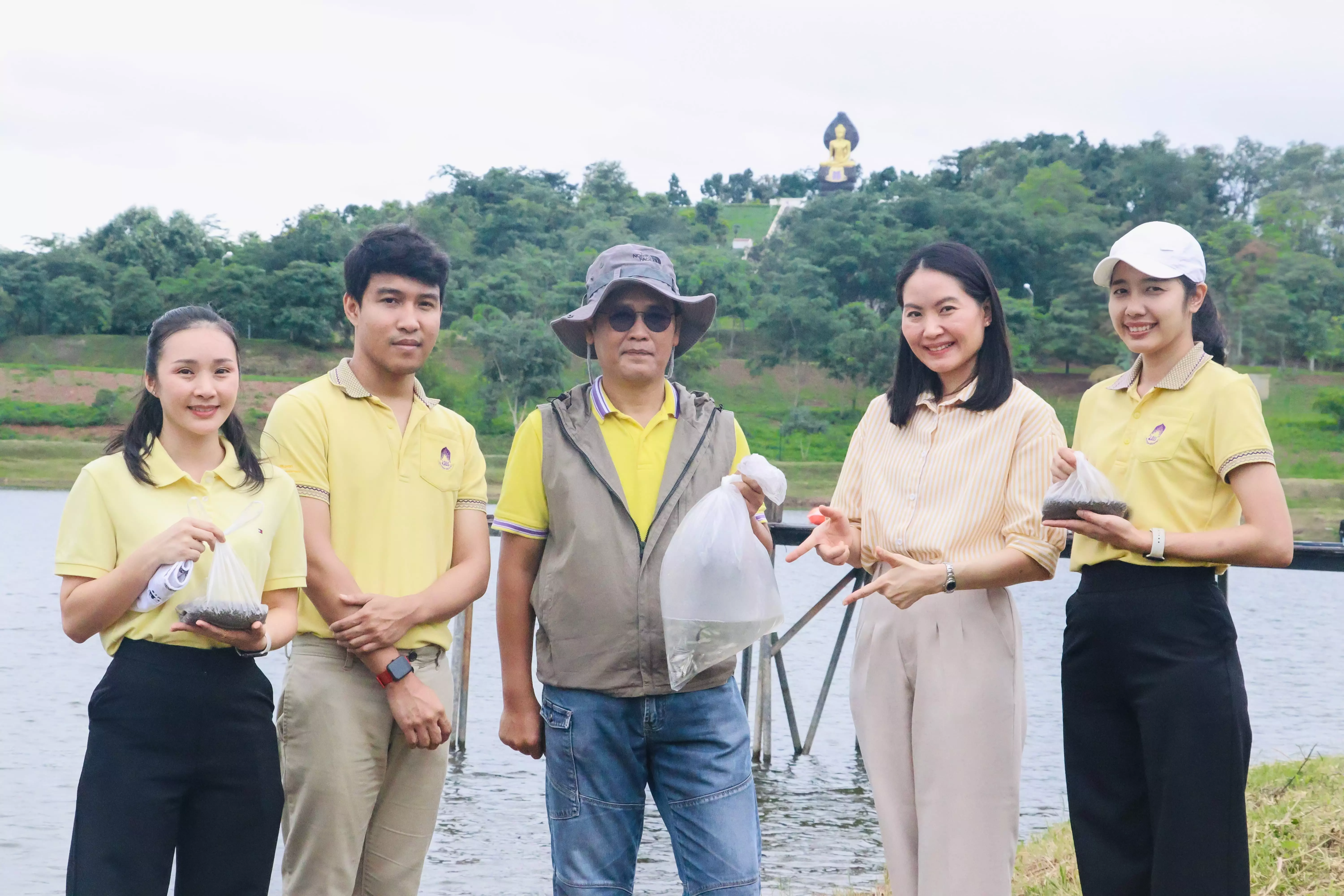 ณะรัฐศาสตร์และสังคมศาสตร์ ร่วมกิจกรรมจิตอาสาเพื่อเฉลิมพระเกียรติพระบาทสมเด็จพระเจ้าอยู่หัว เนื่องในโอกาสมหามงคลเฉลิมพระชมพรรษา 6 รอบ 72 พรรษา