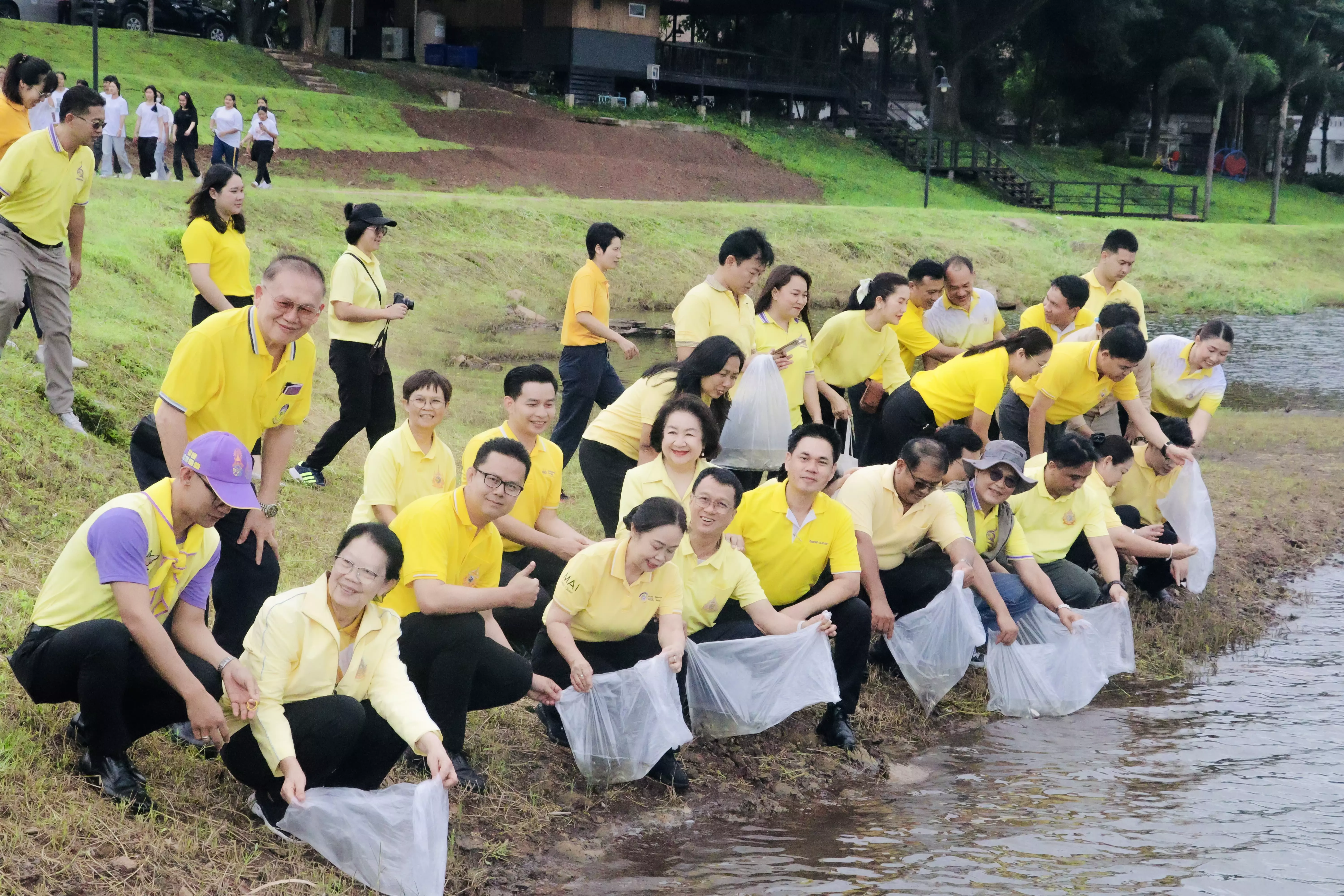 ณะรัฐศาสตร์และสังคมศาสตร์ ร่วมกิจกรรมจิตอาสาเพื่อเฉลิมพระเกียรติพระบาทสมเด็จพระเจ้าอยู่หัว เนื่องในโอกาสมหามงคลเฉลิมพระชมพรรษา 6 รอบ 72 พรรษา