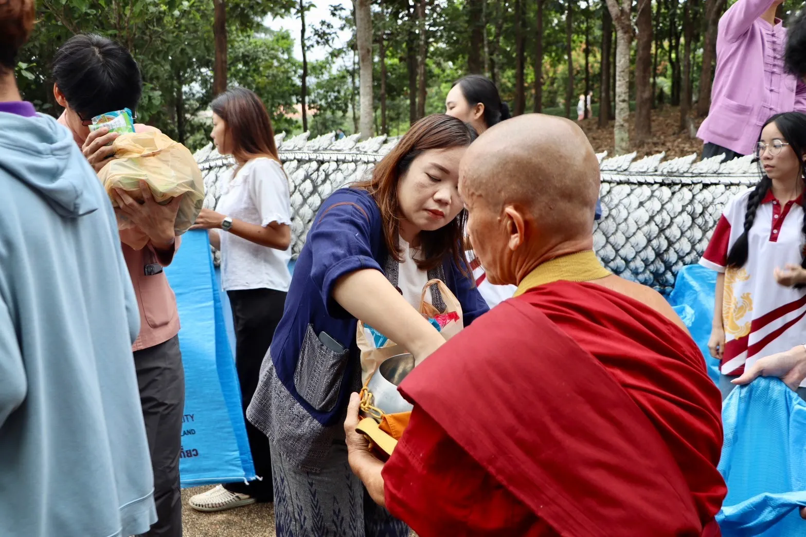 คณะรัฐศาสตร์และสังคมศาสตร์ ร่วมจัดกิจกรรมประเพณีตักบาตรเทโวโรหณะ ประจำปี 2567 ณ วัดป่าพระอุบาลี จังหวัดพะเยา