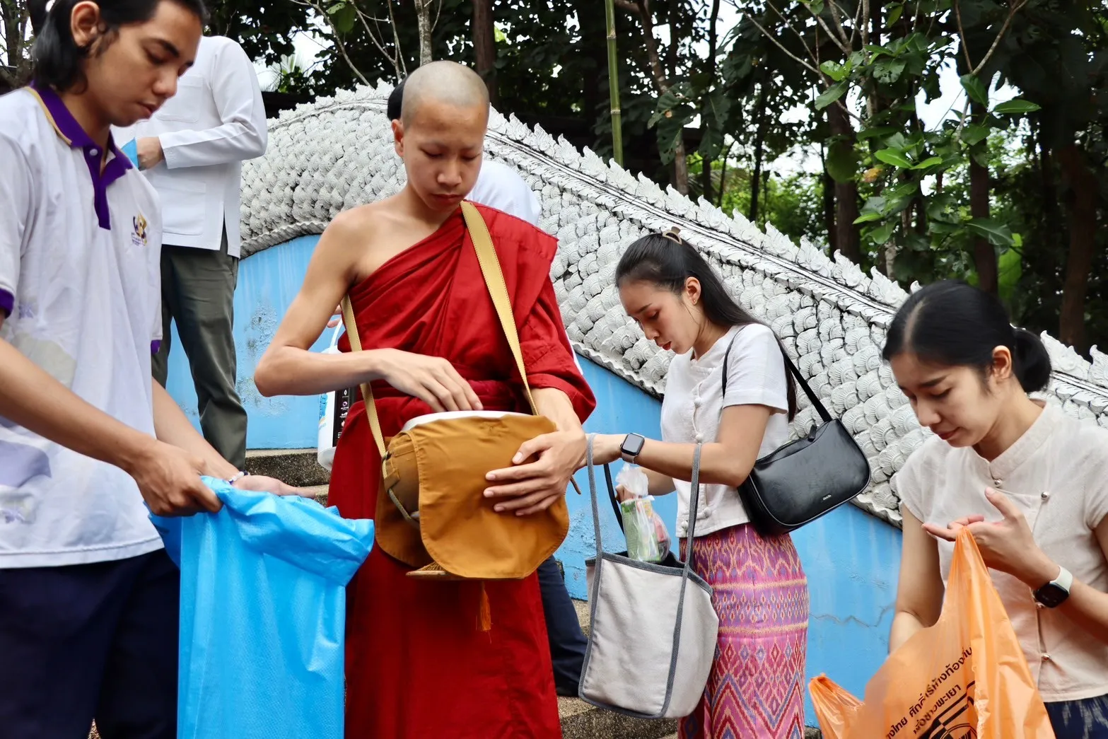 คณะรัฐศาสตร์และสังคมศาสตร์ ร่วมจัดกิจกรรมประเพณีตักบาตรเทโวโรหณะ ประจำปี 2567 ณ วัดป่าพระอุบาลี จังหวัดพะเยา