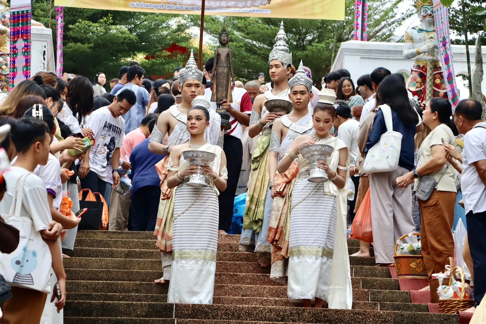 คณะรัฐศาสตร์และสังคมศาสตร์ ร่วมจัดกิจกรรมประเพณีตักบาตรเทโวโรหณะ ประจำปี 2567 ณ วัดป่าพระอุบาลี จังหวัดพะเยา