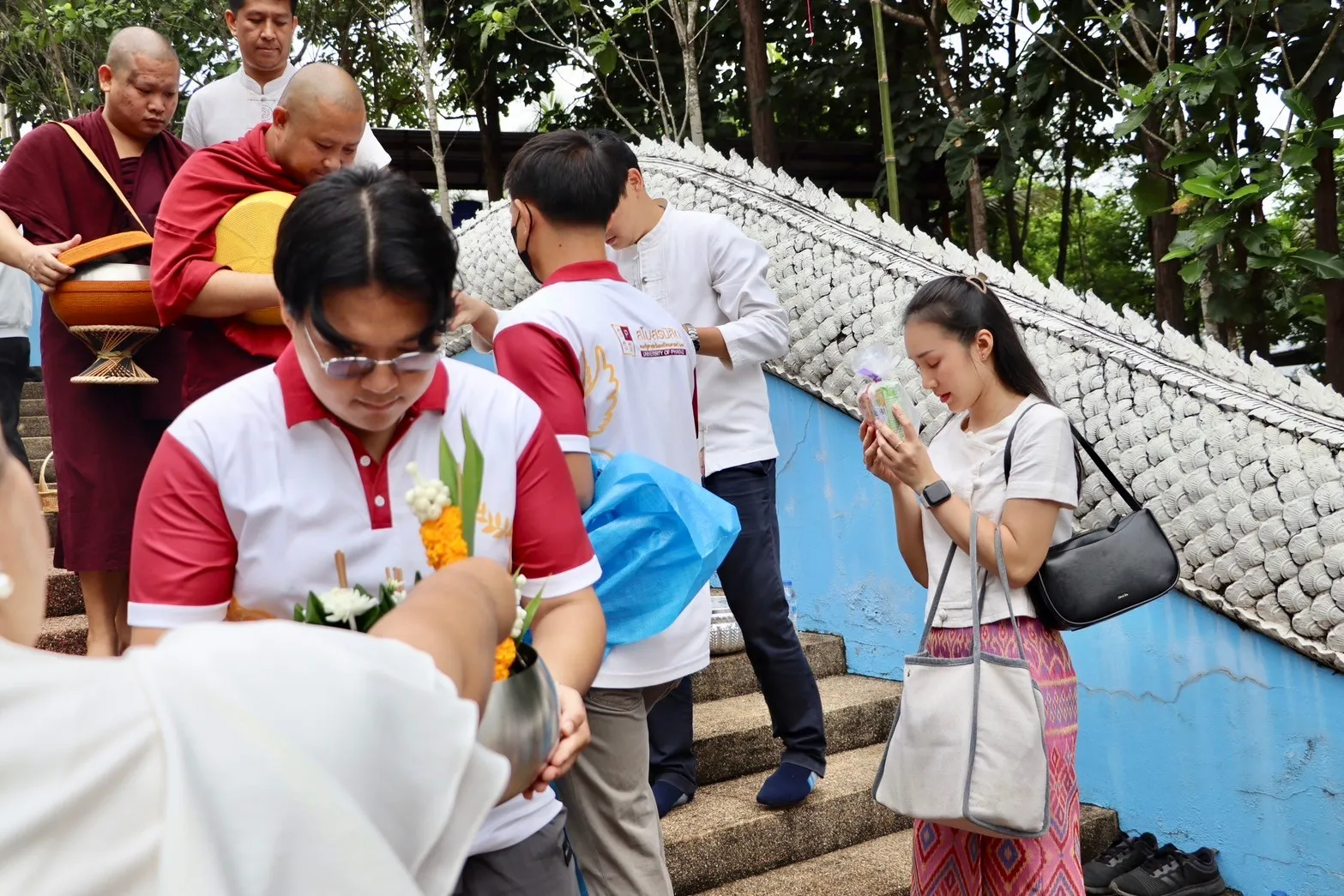 คณะรัฐศาสตร์และสังคมศาสตร์ ร่วมจัดกิจกรรมประเพณีตักบาตรเทโวโรหณะ ประจำปี 2567 ณ วัดป่าพระอุบาลี จังหวัดพะเยา