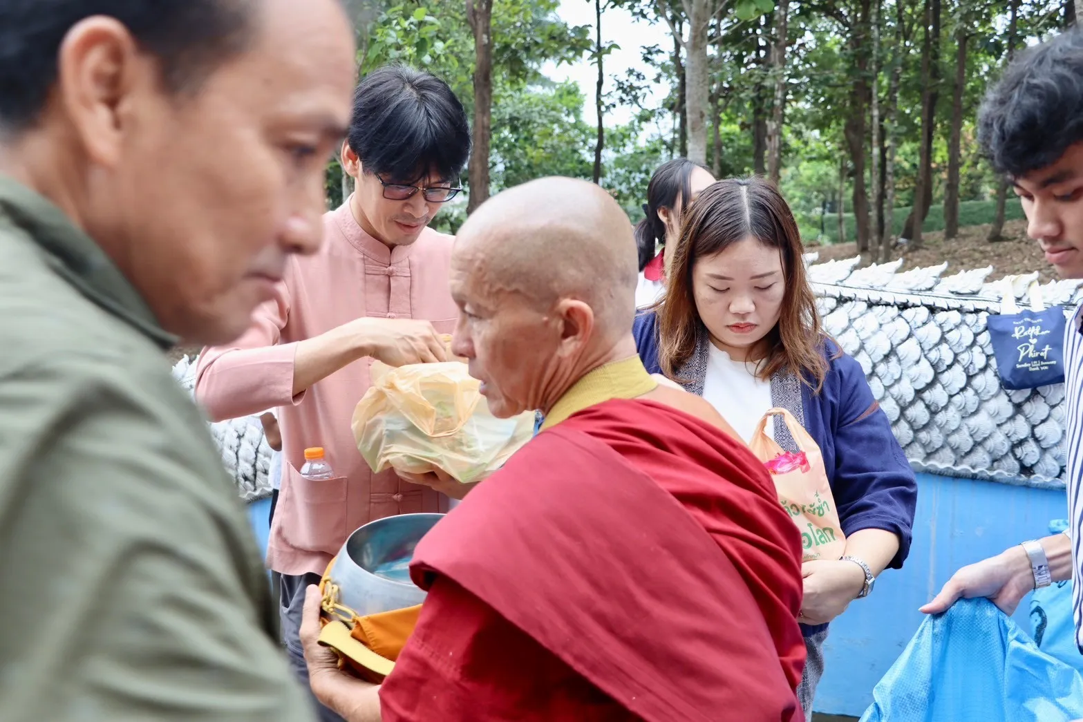 คณะรัฐศาสตร์และสังคมศาสตร์ ร่วมจัดกิจกรรมประเพณีตักบาตรเทโวโรหณะ ประจำปี 2567 ณ วัดป่าพระอุบาลี จังหวัดพะเยา