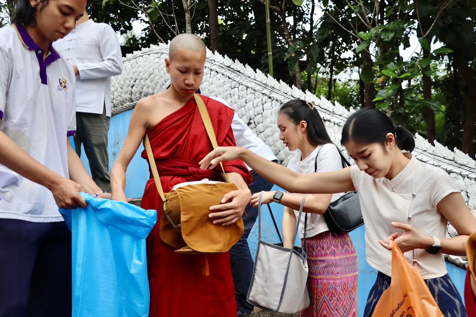 คณะรัฐศาสตร์และสังคมศาสตร์ ร่วมจัดกิจกรรมประเพณีตักบาตรเทโวโรหณะ ประจำปี 2567 ณ วัดป่าพระอุบาลี จังหวัดพะเยา