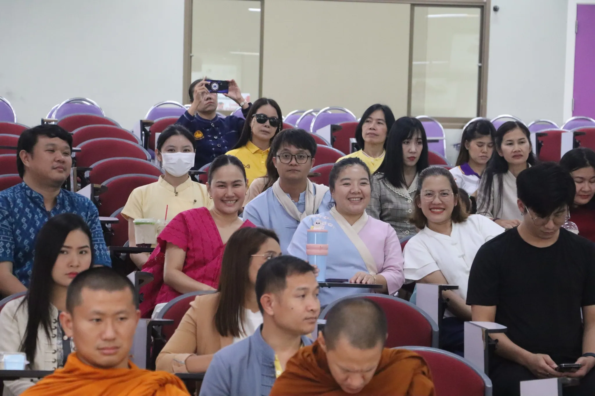 คณะรัฐศาสตร์และสังคมศาสตร์ มหาวิทยาลัยพะเยา จัดกิจกรรม “เสวนาและนิทรรศการประเพณีตักบาตรเทโวโรหณะ และประเพณีตานต้อด” ประจำปี 2568 เพื่อสืบสานวัฒนธรรมท้องถิ่น เชื่อมโยงปัญญากับชุมชนสู่ความยั่งยืน คณะรัฐศาสตร์และสังคมศาสตร์ มหาวิทยาลัยพะเยา จัดกิจกรรม “เสวนาและนิทรรศการประเพณีตักบาตรเทโวโรหณะ และประเพณีตานต้อด” ประจำปี 2568 เพื่อสืบสานวัฒนธรรมท้องถิ่น เชื่อมโยงปัญญากับชุมชนสู่ความยั่งยืน