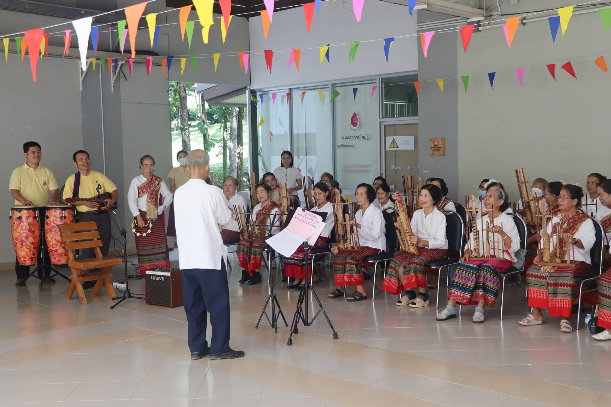 คณะรัฐศาสตร์และสังคมศาสตร์ มหาวิทยาลัยพะเยา จัดกิจกรรม “เสวนาและนิทรรศการประเพณีตักบาตรเทโวโรหณะ และประเพณีตานต้อด” ประจำปี 2568 เพื่อสืบสานวัฒนธรรมท้องถิ่น เชื่อมโยงปัญญากับชุมชนสู่ความยั่งยืน คณะรัฐศาสตร์และสังคมศาสตร์ มหาวิทยาลัยพะเยา จัดกิจกรรม “เสวนาและนิทรรศการประเพณีตักบาตรเทโวโรหณะ และประเพณีตานต้อด” ประจำปี 2568 เพื่อสืบสานวัฒนธรรมท้องถิ่น เชื่อมโยงปัญญากับชุมชนสู่ความยั่งยืน