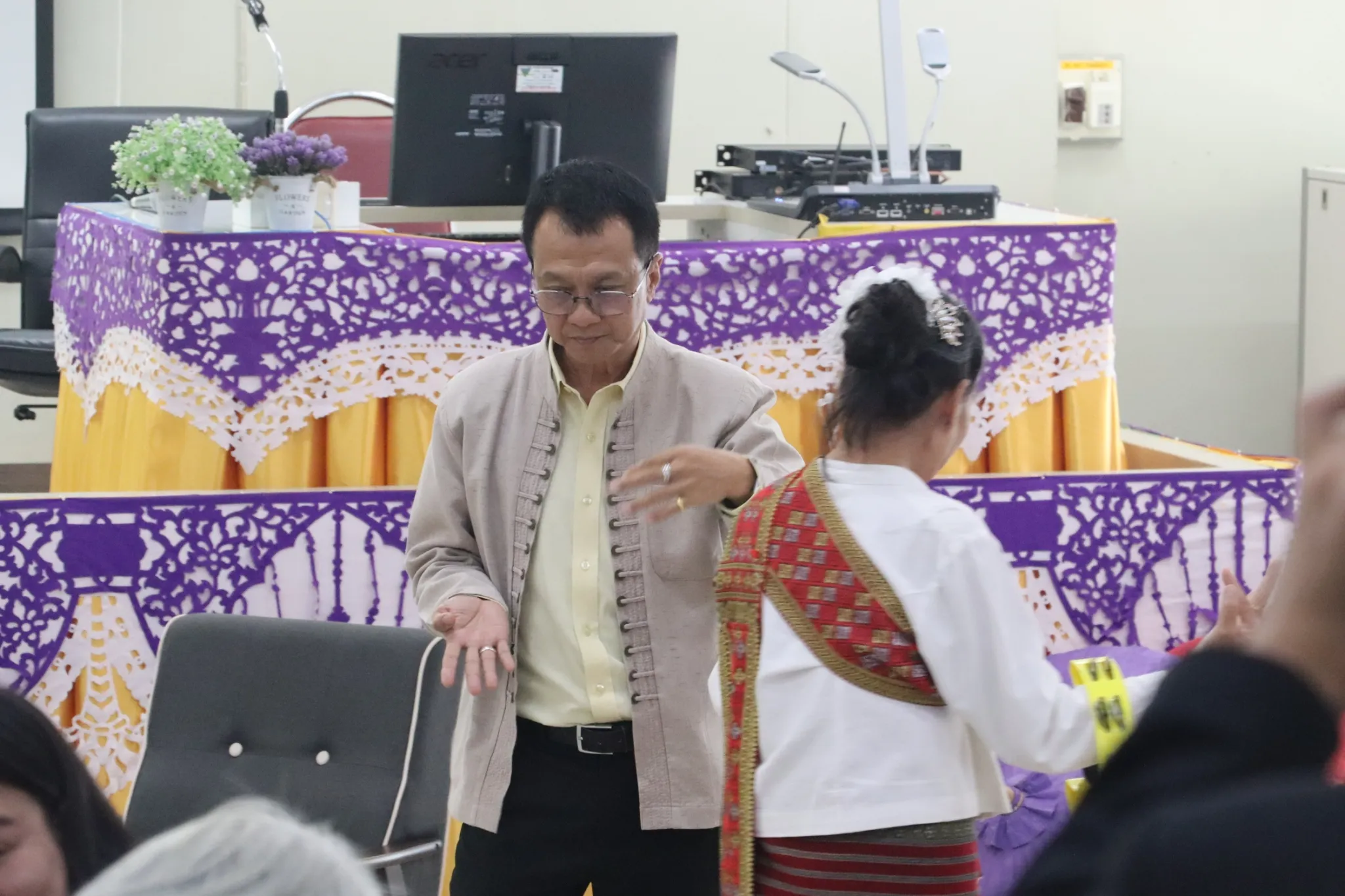 คณะรัฐศาสตร์และสังคมศาสตร์ มหาวิทยาลัยพะเยา จัดกิจกรรม “เสวนาและนิทรรศการประเพณีตักบาตรเทโวโรหณะ และประเพณีตานต้อด” ประจำปี 2568 เพื่อสืบสานวัฒนธรรมท้องถิ่น เชื่อมโยงปัญญากับชุมชนสู่ความยั่งยืน คณะรัฐศาสตร์และสังคมศาสตร์ มหาวิทยาลัยพะเยา จัดกิจกรรม “เสวนาและนิทรรศการประเพณีตักบาตรเทโวโรหณะ และประเพณีตานต้อด” ประจำปี 2568 เพื่อสืบสานวัฒนธรรมท้องถิ่น เชื่อมโยงปัญญากับชุมชนสู่ความยั่งยืน