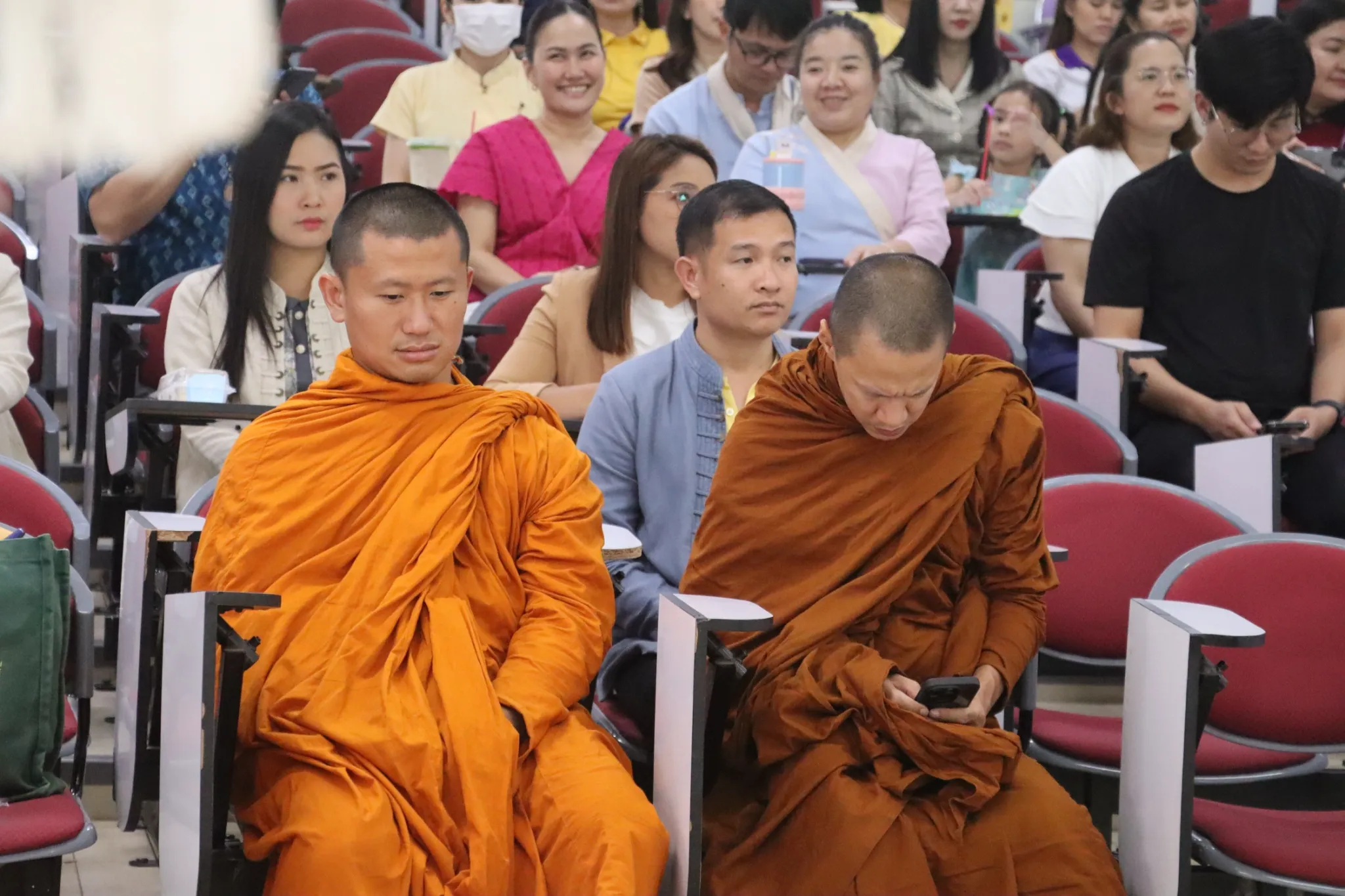 คณะรัฐศาสตร์และสังคมศาสตร์ มหาวิทยาลัยพะเยา จัดกิจกรรม “เสวนาและนิทรรศการประเพณีตักบาตรเทโวโรหณะ และประเพณีตานต้อด” ประจำปี 2568 เพื่อสืบสานวัฒนธรรมท้องถิ่น เชื่อมโยงปัญญากับชุมชนสู่ความยั่งยืน คณะรัฐศาสตร์และสังคมศาสตร์ มหาวิทยาลัยพะเยา จัดกิจกรรม “เสวนาและนิทรรศการประเพณีตักบาตรเทโวโรหณะ และประเพณีตานต้อด” ประจำปี 2568 เพื่อสืบสานวัฒนธรรมท้องถิ่น เชื่อมโยงปัญญากับชุมชนสู่ความยั่งยืน