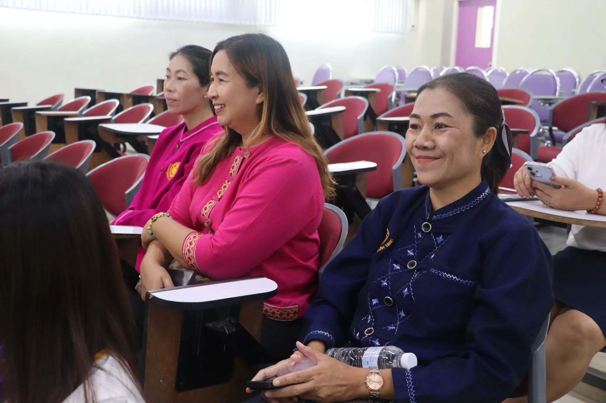 คณะรัฐศาสตร์และสังคมศาสตร์ มหาวิทยาลัยพะเยา จัดกิจกรรม “เสวนาและนิทรรศการประเพณีตักบาตรเทโวโรหณะ และประเพณีตานต้อด” ประจำปี 2568 เพื่อสืบสานวัฒนธรรมท้องถิ่น เชื่อมโยงปัญญากับชุมชนสู่ความยั่งยืน คณะรัฐศาสตร์และสังคมศาสตร์ มหาวิทยาลัยพะเยา จัดกิจกรรม “เสวนาและนิทรรศการประเพณีตักบาตรเทโวโรหณะ และประเพณีตานต้อด” ประจำปี 2568 เพื่อสืบสานวัฒนธรรมท้องถิ่น เชื่อมโยงปัญญากับชุมชนสู่ความยั่งยืน