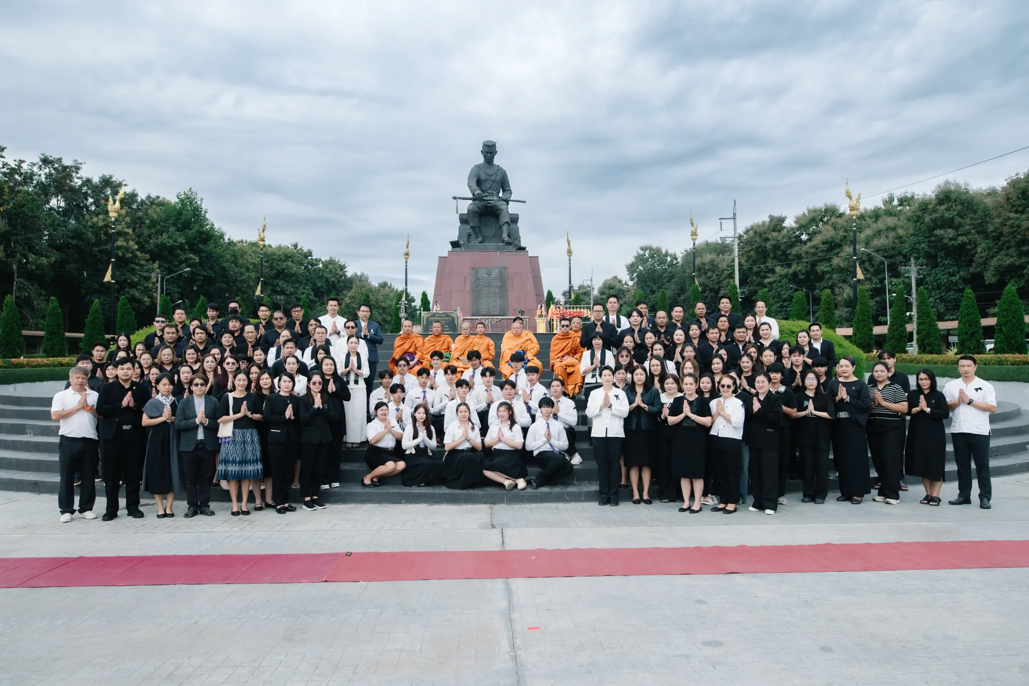 คณะรัฐศาสตร์และสังคมศาสตร์ มหาวิทยาลัยพะเยา ร่วมกิจกรรมตักบาตรบำเพ็ญพระราชกุศลถวายแด่สมเด็จพระนางเจ้าสิริกิติ์ พระบรมราชินีนาถ พระบรมราชชนนีพันปีหลวง