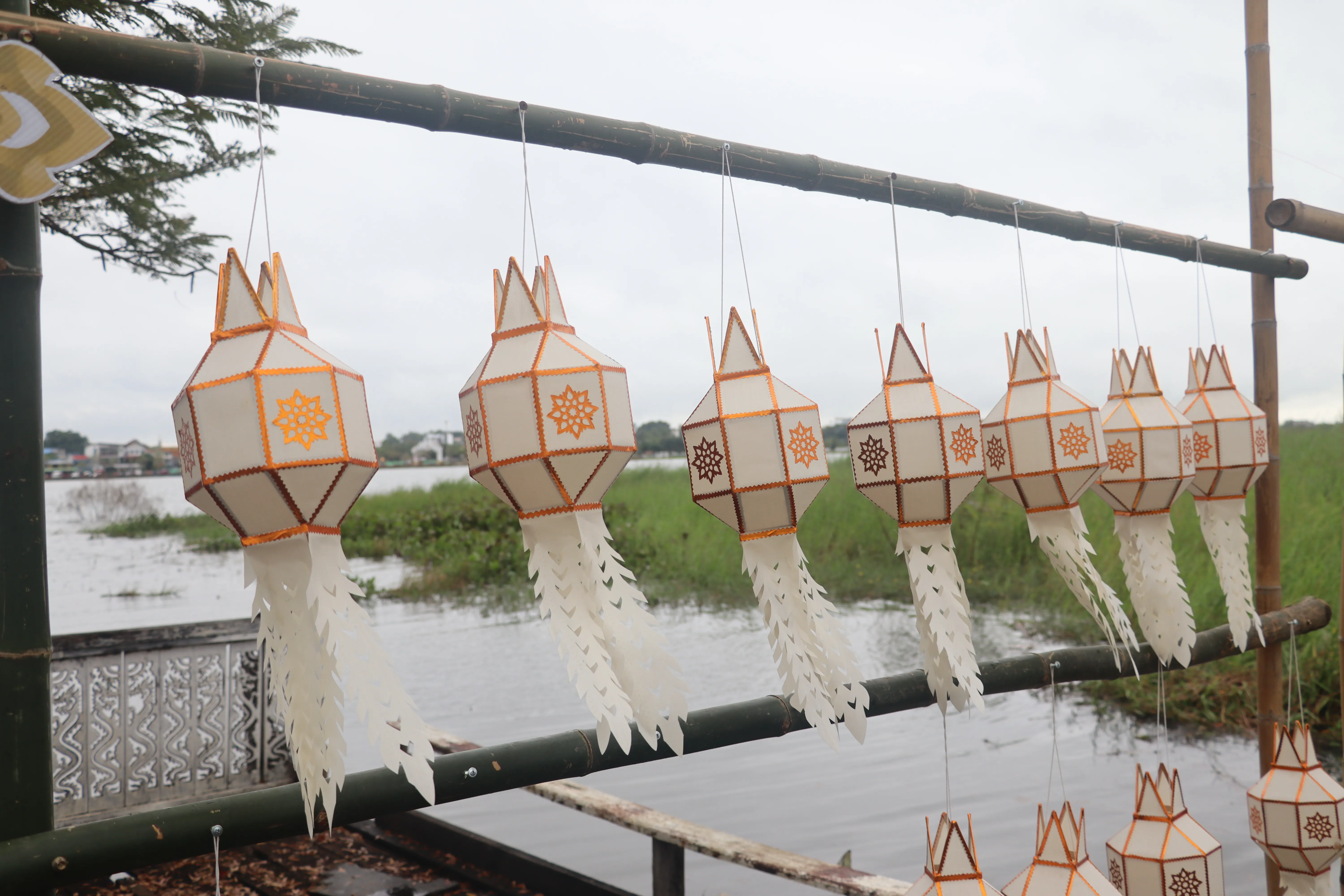 คณะรัฐศาสตร์และสังคมศาสตร์ มหาวิทยาลัยพะเยา ร่วมกิจกรรม “โมเมนต์แห่งความทรงจำ 15 ค่ำ เดือน 12” สืบสานประเพณีล้านนาและถวายเป็นพระราชกุศล