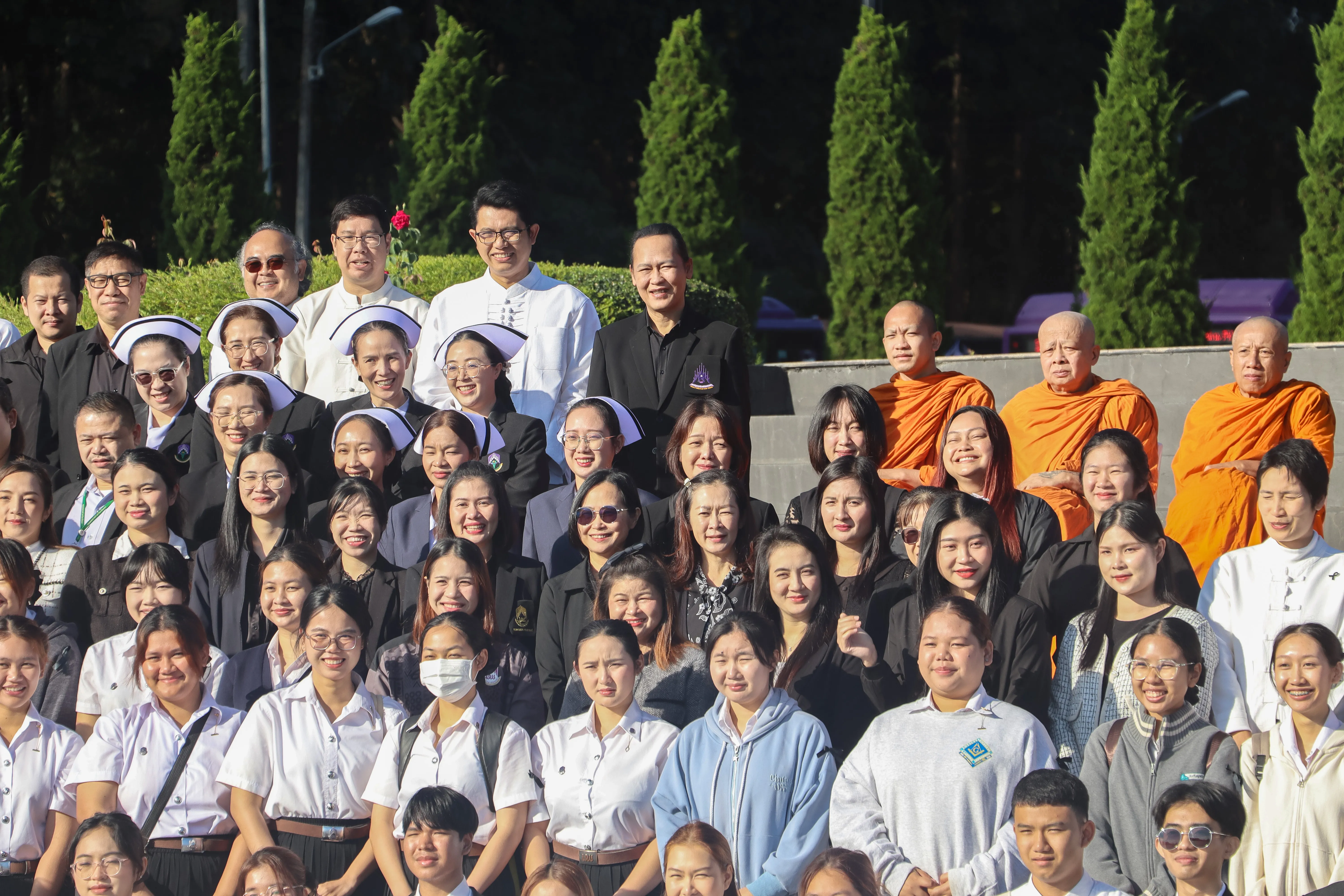 น้อมเกล้าฯ ถวายพระราชกุศล คณะรัฐศาสตร์และสังคมศาสตร์ พร้อมคณะแพทย์-พยาบาล ร่วมเป็นเจ้าภาพหลักในพิธีตักบาตร ณ ลานพระบรมราชานุสาวรีย์สมเด็จพระนเรศวรฯ