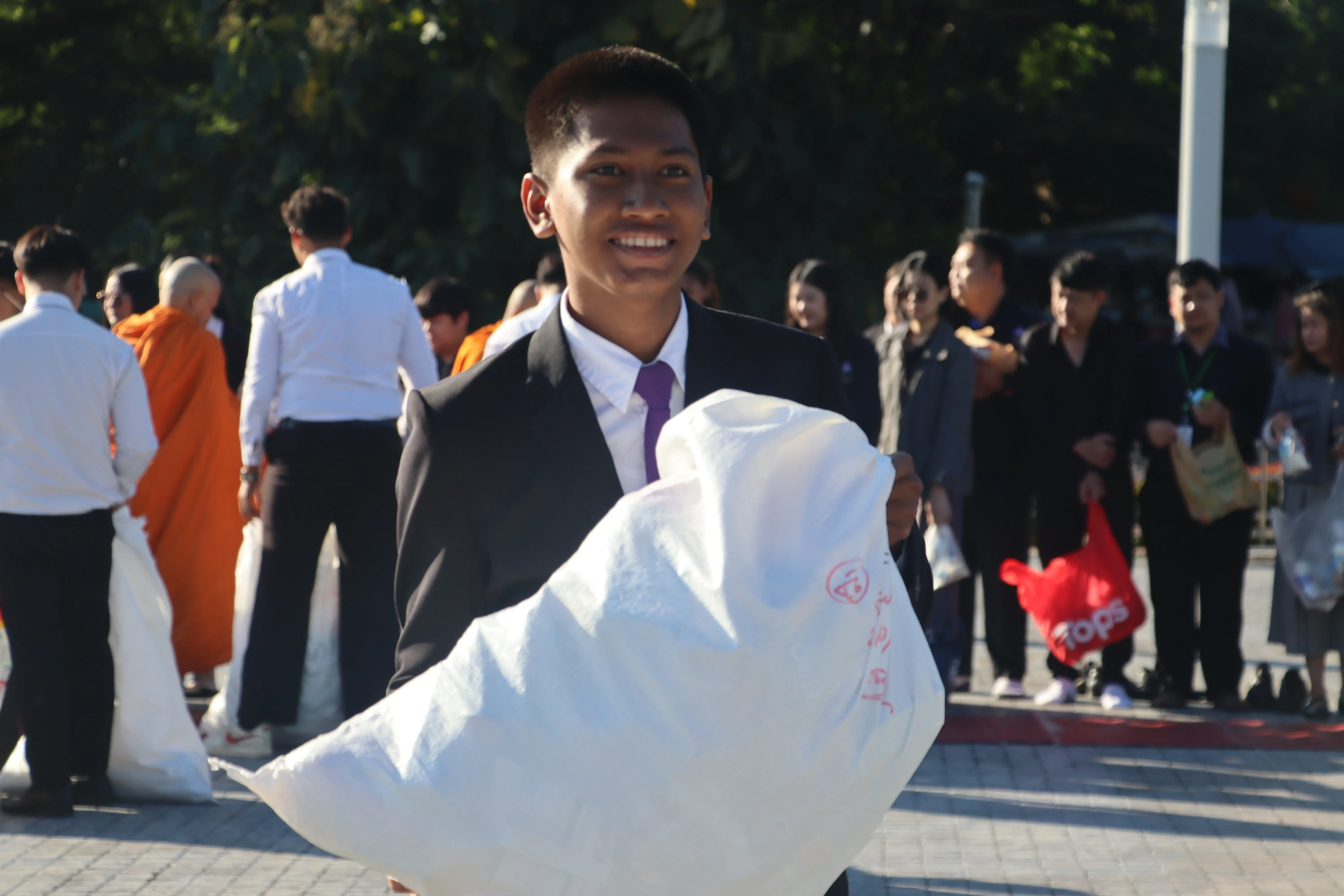 น้อมเกล้าฯ ถวายพระราชกุศล คณะรัฐศาสตร์และสังคมศาสตร์ พร้อมคณะแพทย์-พยาบาล ร่วมเป็นเจ้าภาพหลักในพิธีตักบาตร ณ ลานพระบรมราชานุสาวรีย์สมเด็จพระนเรศวรฯ