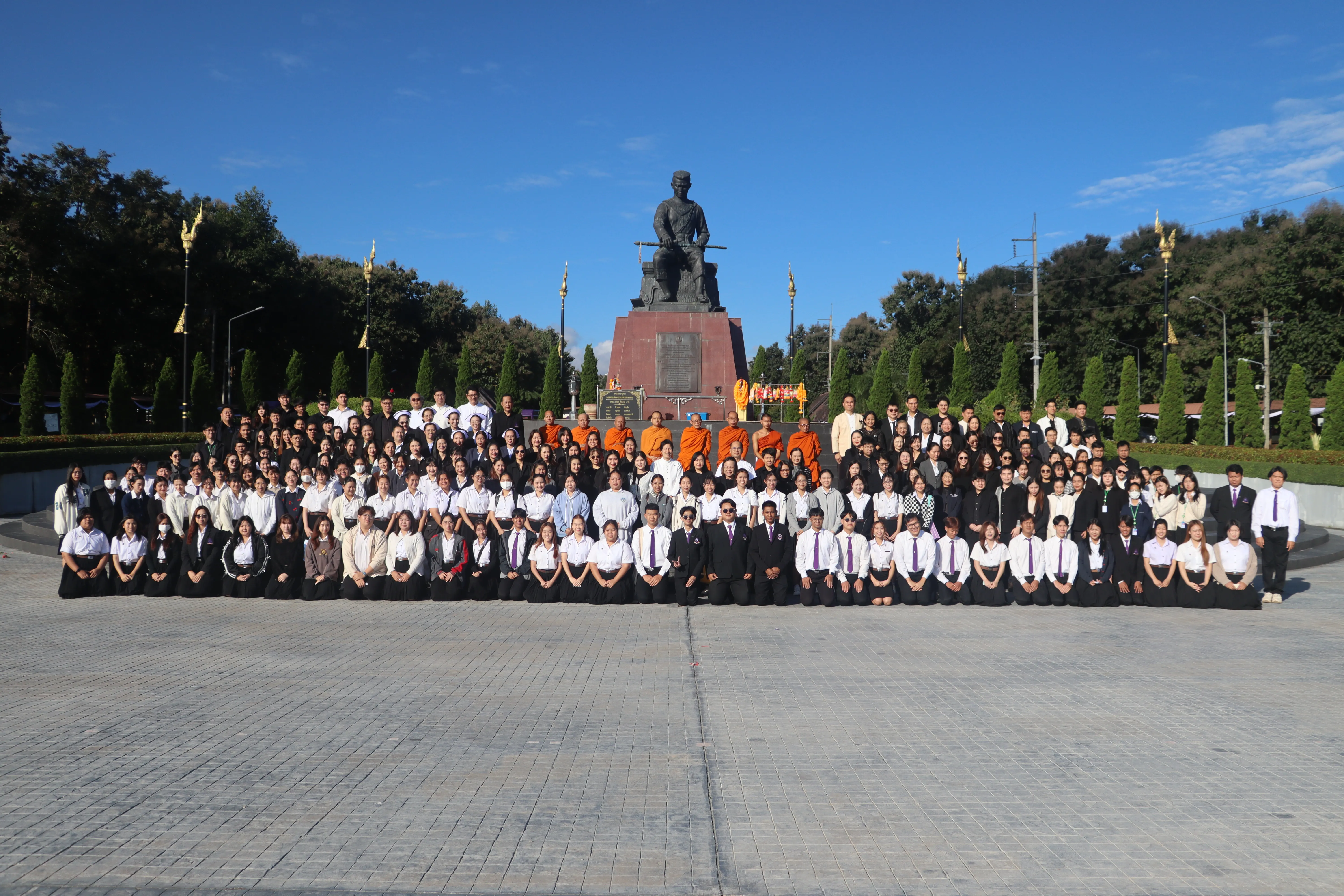 น้อมเกล้าฯ ถวายพระราชกุศล คณะรัฐศาสตร์และสังคมศาสตร์ พร้อมคณะแพทย์-พยาบาล ร่วมเป็นเจ้าภาพหลักในพิธีตักบาตร ณ ลานพระบรมราชานุสาวรีย์สมเด็จพระนเรศวรฯ