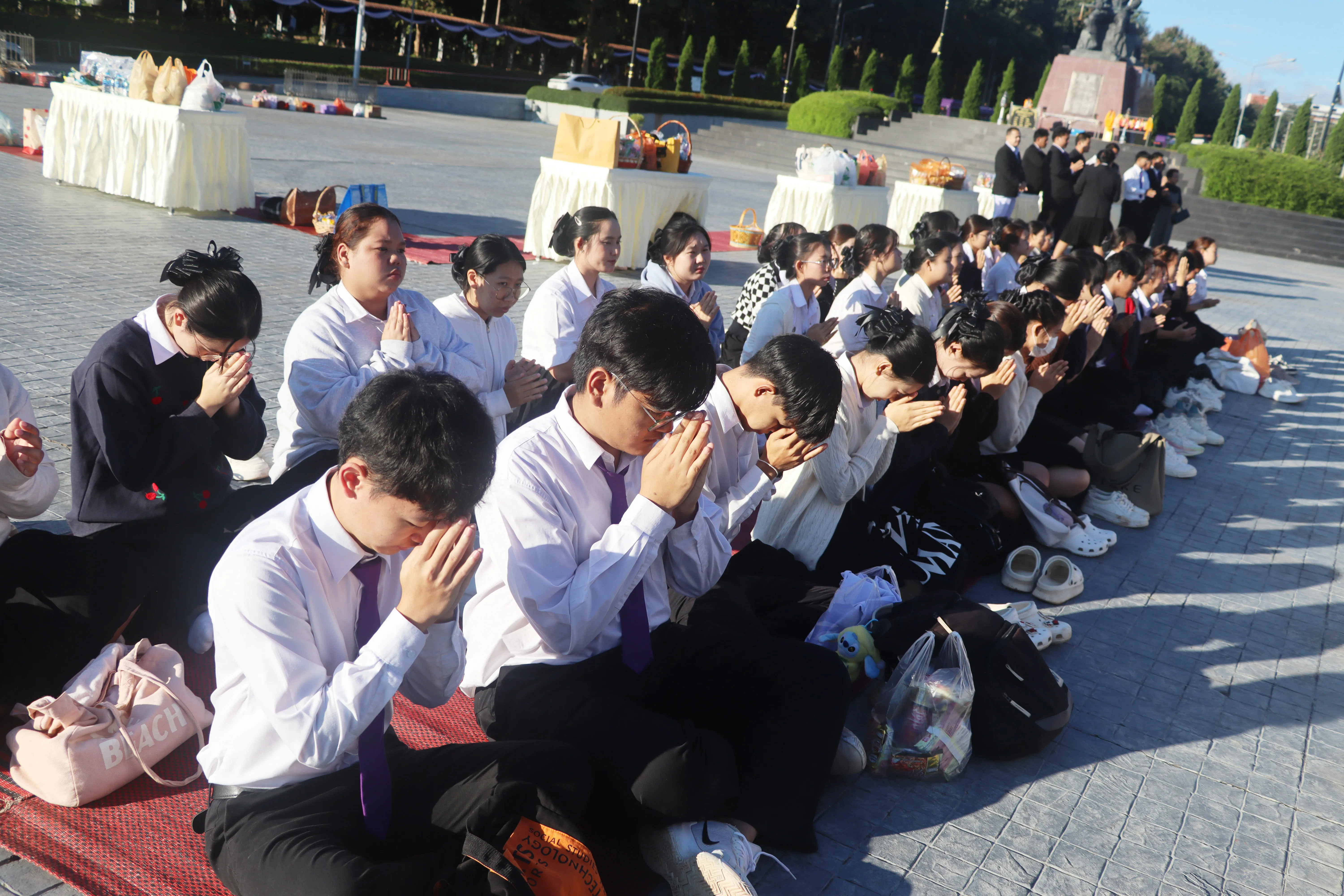 น้อมเกล้าฯ ถวายพระราชกุศล คณะรัฐศาสตร์และสังคมศาสตร์ พร้อมคณะแพทย์-พยาบาล ร่วมเป็นเจ้าภาพหลักในพิธีตักบาตร ณ ลานพระบรมราชานุสาวรีย์สมเด็จพระนเรศวรฯ