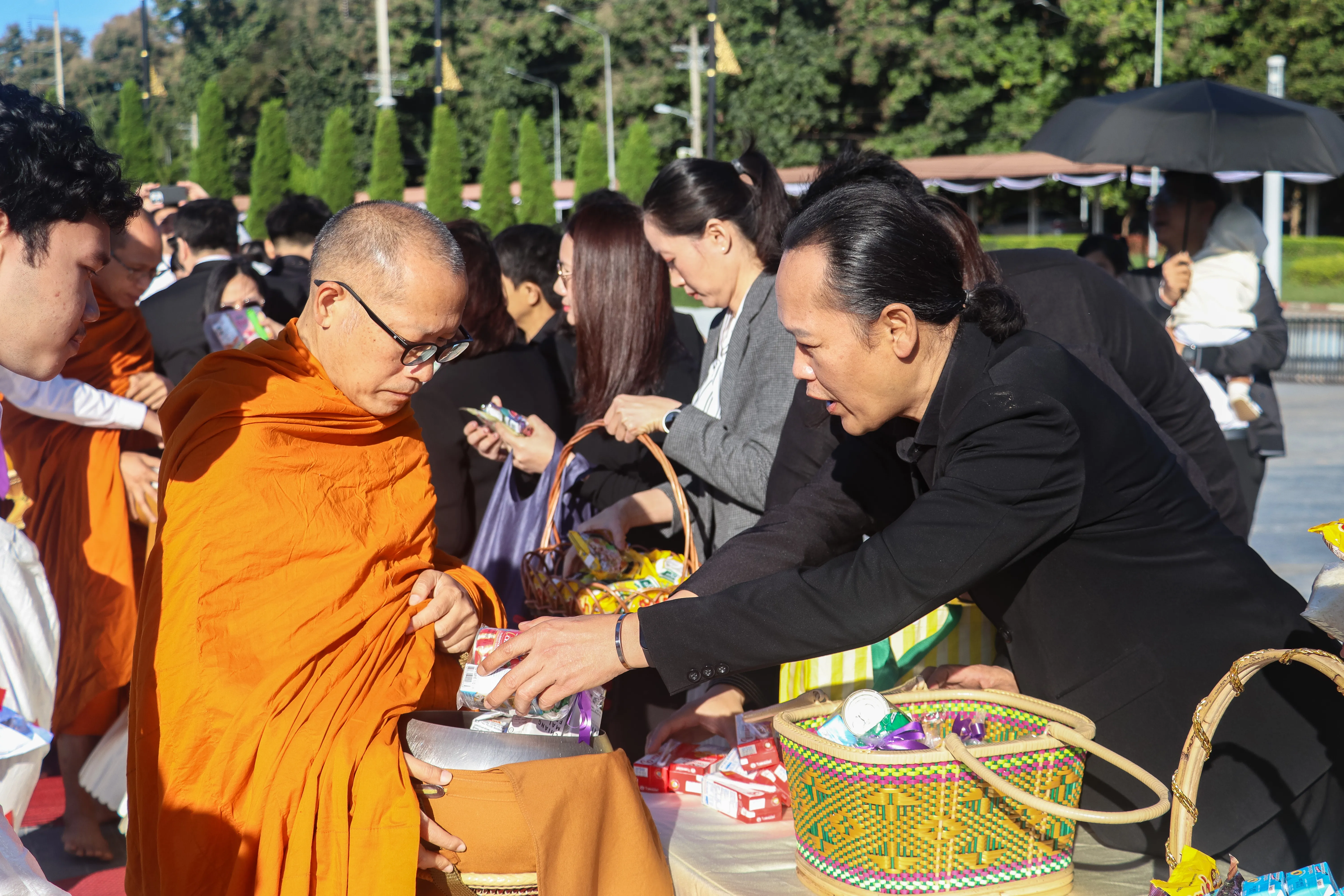 น้อมเกล้าฯ ถวายพระราชกุศล คณะรัฐศาสตร์และสังคมศาสตร์ พร้อมคณะแพทย์-พยาบาล ร่วมเป็นเจ้าภาพหลักในพิธีตักบาตร ณ ลานพระบรมราชานุสาวรีย์สมเด็จพระนเรศวรฯ