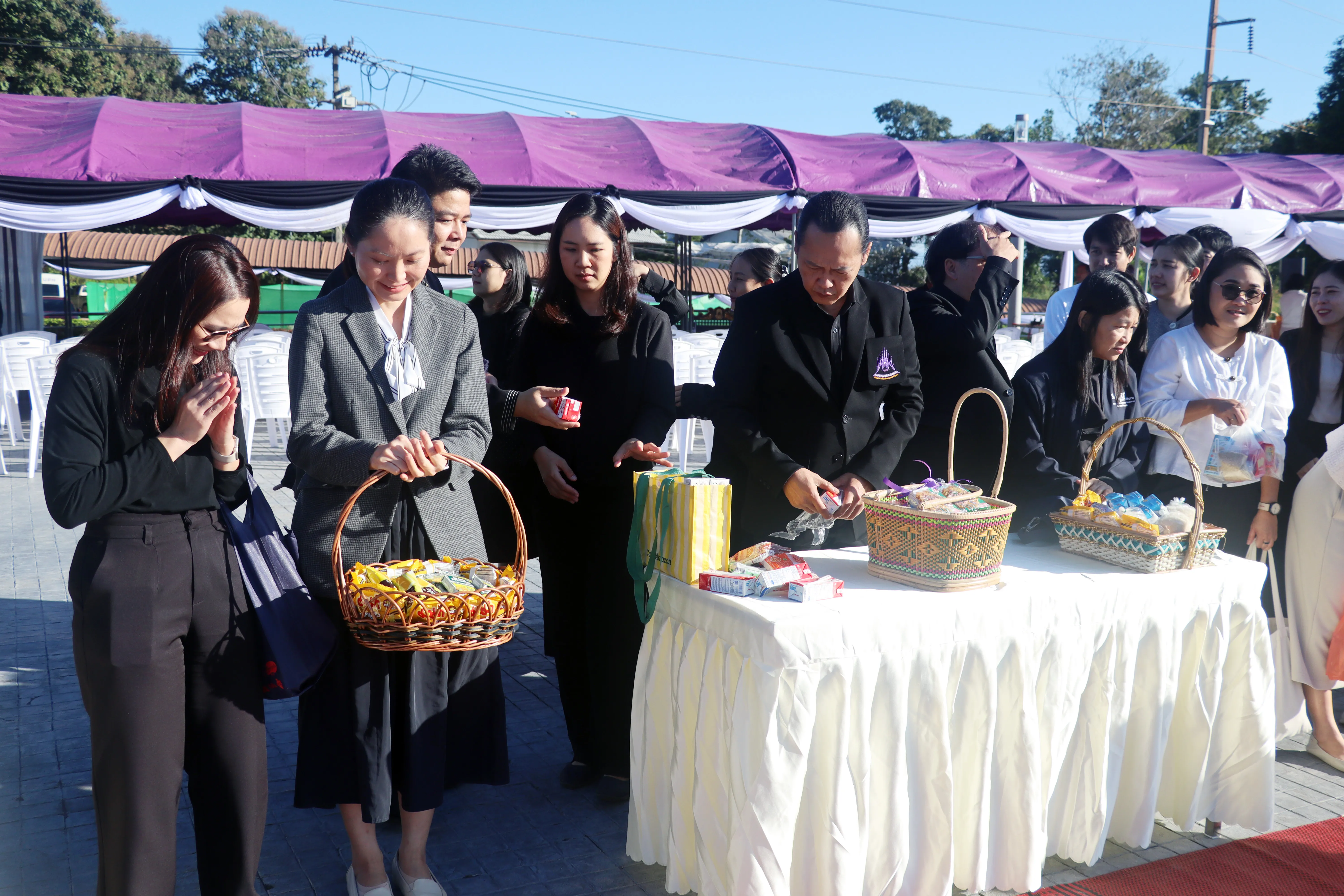 น้อมเกล้าฯ ถวายพระราชกุศล คณะรัฐศาสตร์และสังคมศาสตร์ พร้อมคณะแพทย์-พยาบาล ร่วมเป็นเจ้าภาพหลักในพิธีตักบาตร ณ ลานพระบรมราชานุสาวรีย์สมเด็จพระนเรศวรฯ