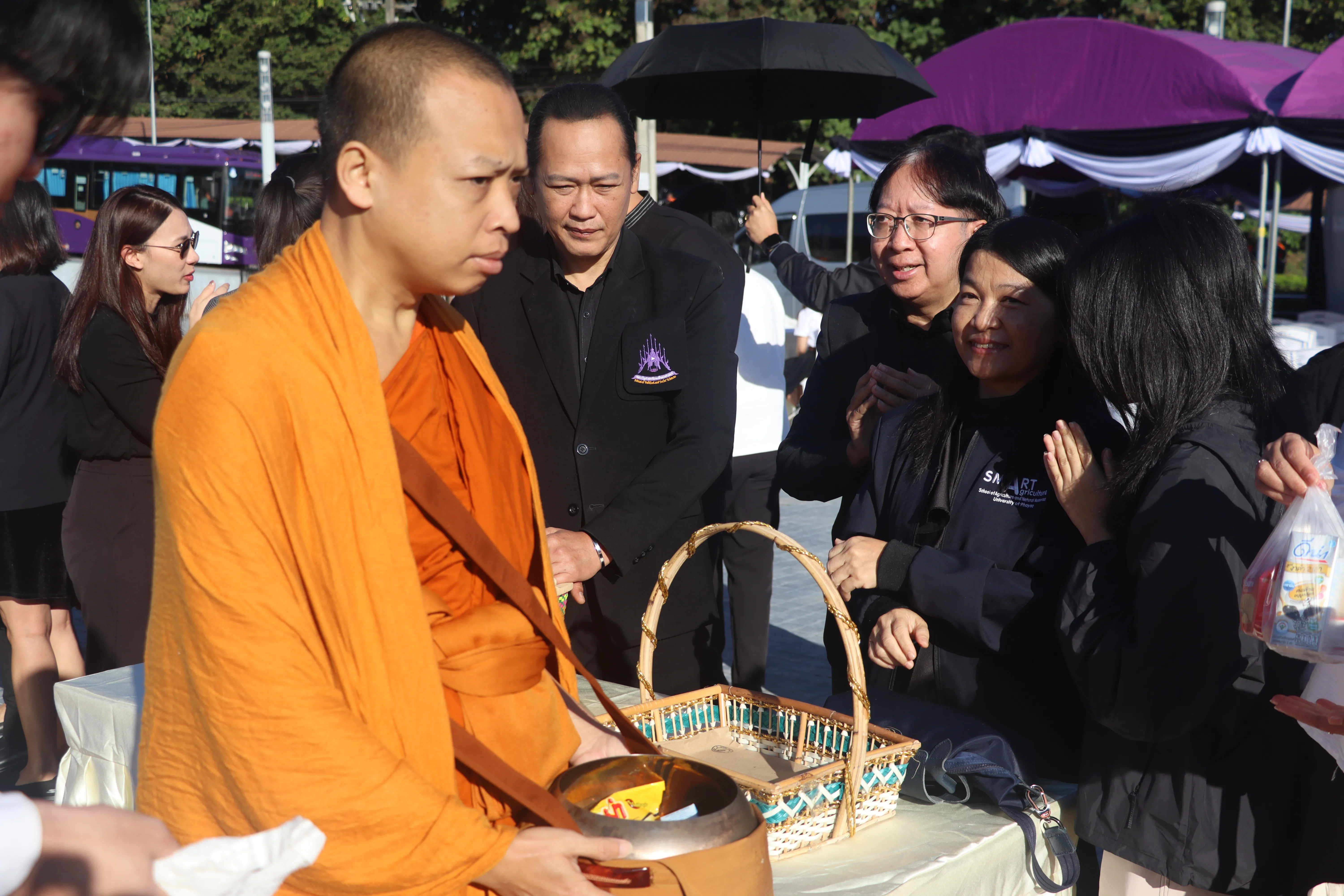 น้อมเกล้าฯ ถวายพระราชกุศล คณะรัฐศาสตร์และสังคมศาสตร์ พร้อมคณะแพทย์-พยาบาล ร่วมเป็นเจ้าภาพหลักในพิธีตักบาตร ณ ลานพระบรมราชานุสาวรีย์สมเด็จพระนเรศวรฯ