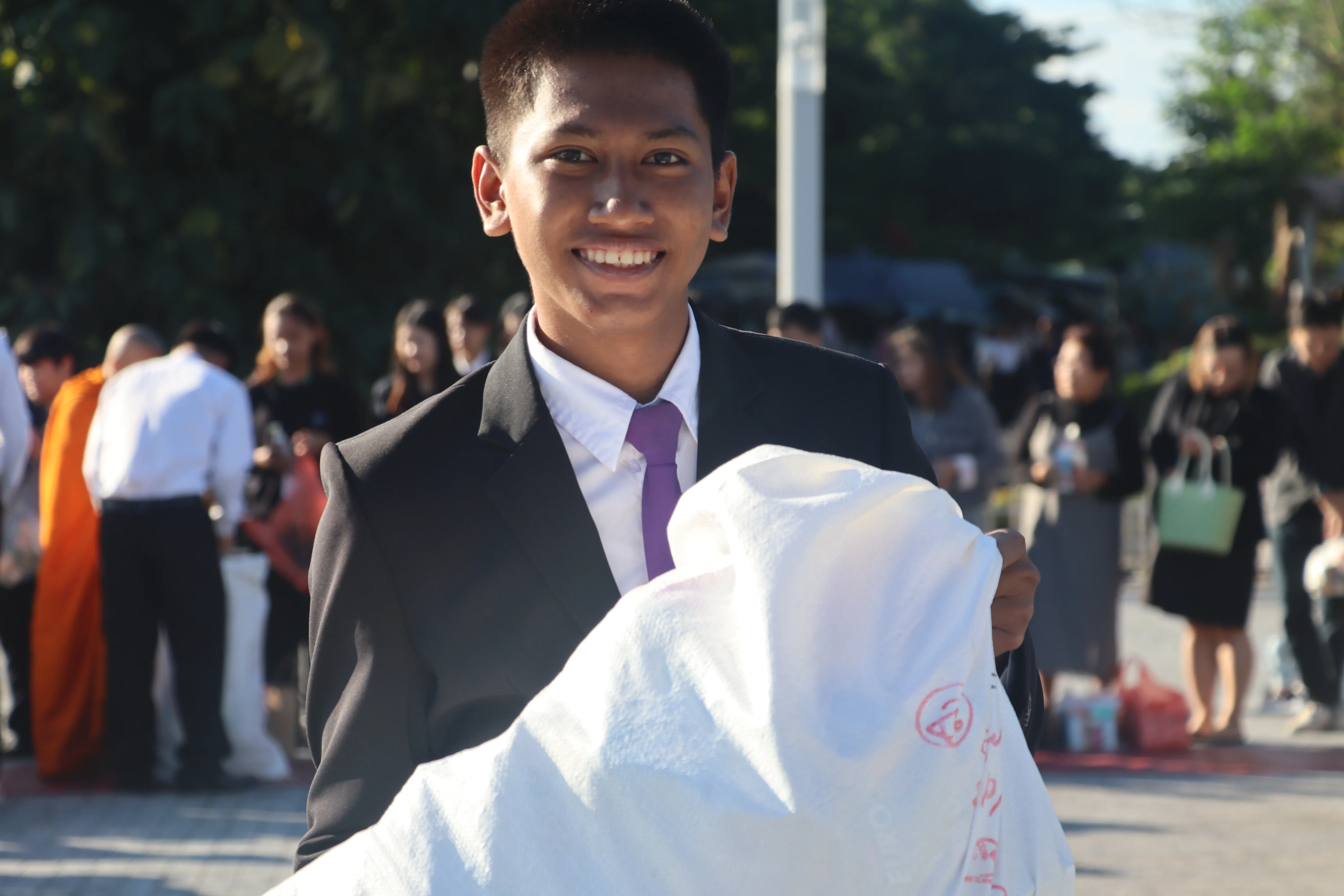 น้อมเกล้าฯ ถวายพระราชกุศล คณะรัฐศาสตร์และสังคมศาสตร์ พร้อมคณะแพทย์-พยาบาล ร่วมเป็นเจ้าภาพหลักในพิธีตักบาตร ณ ลานพระบรมราชานุสาวรีย์สมเด็จพระนเรศวรฯ