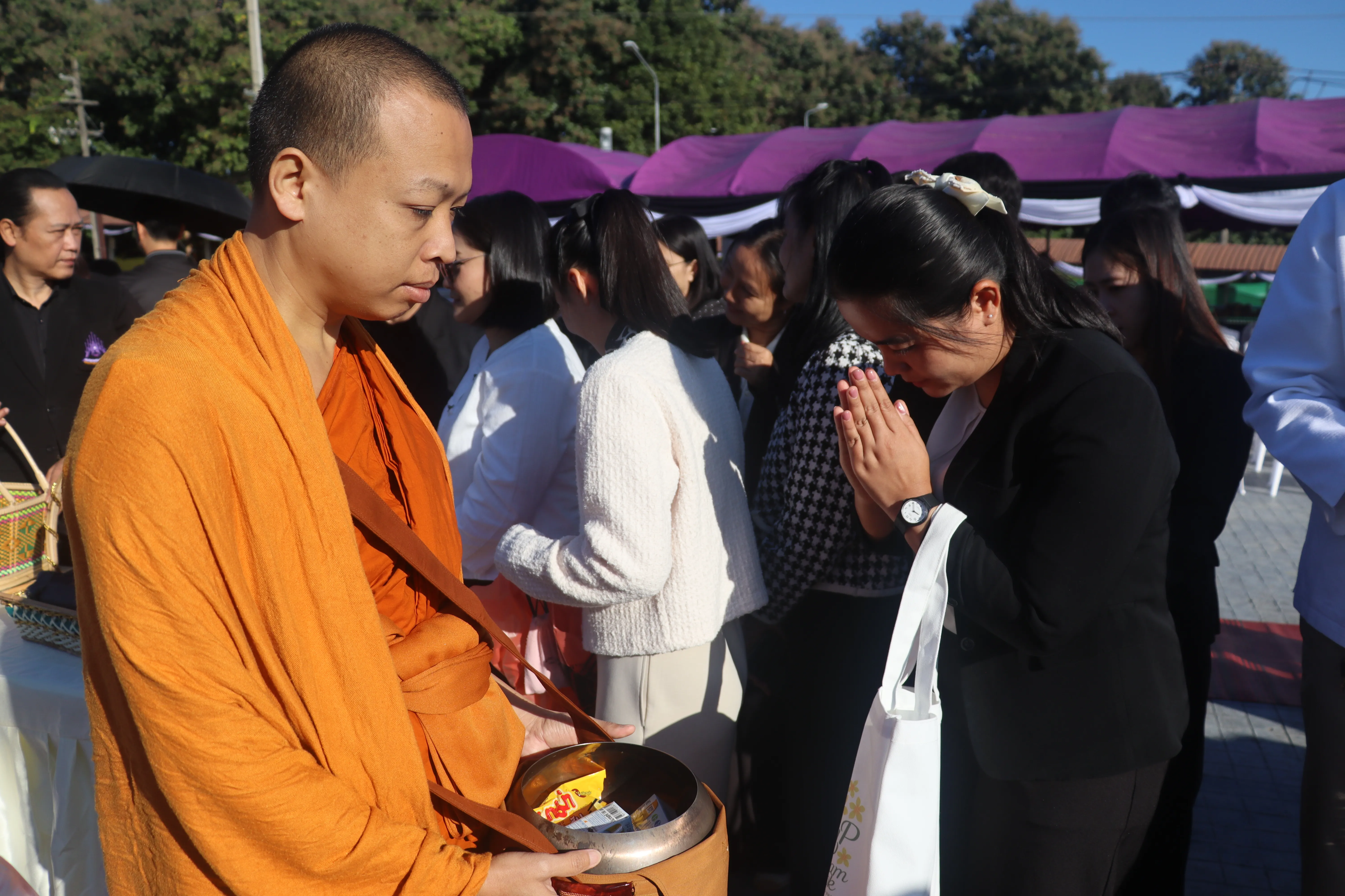 น้อมเกล้าฯ ถวายพระราชกุศล คณะรัฐศาสตร์และสังคมศาสตร์ พร้อมคณะแพทย์-พยาบาล ร่วมเป็นเจ้าภาพหลักในพิธีตักบาตร ณ ลานพระบรมราชานุสาวรีย์สมเด็จพระนเรศวรฯ