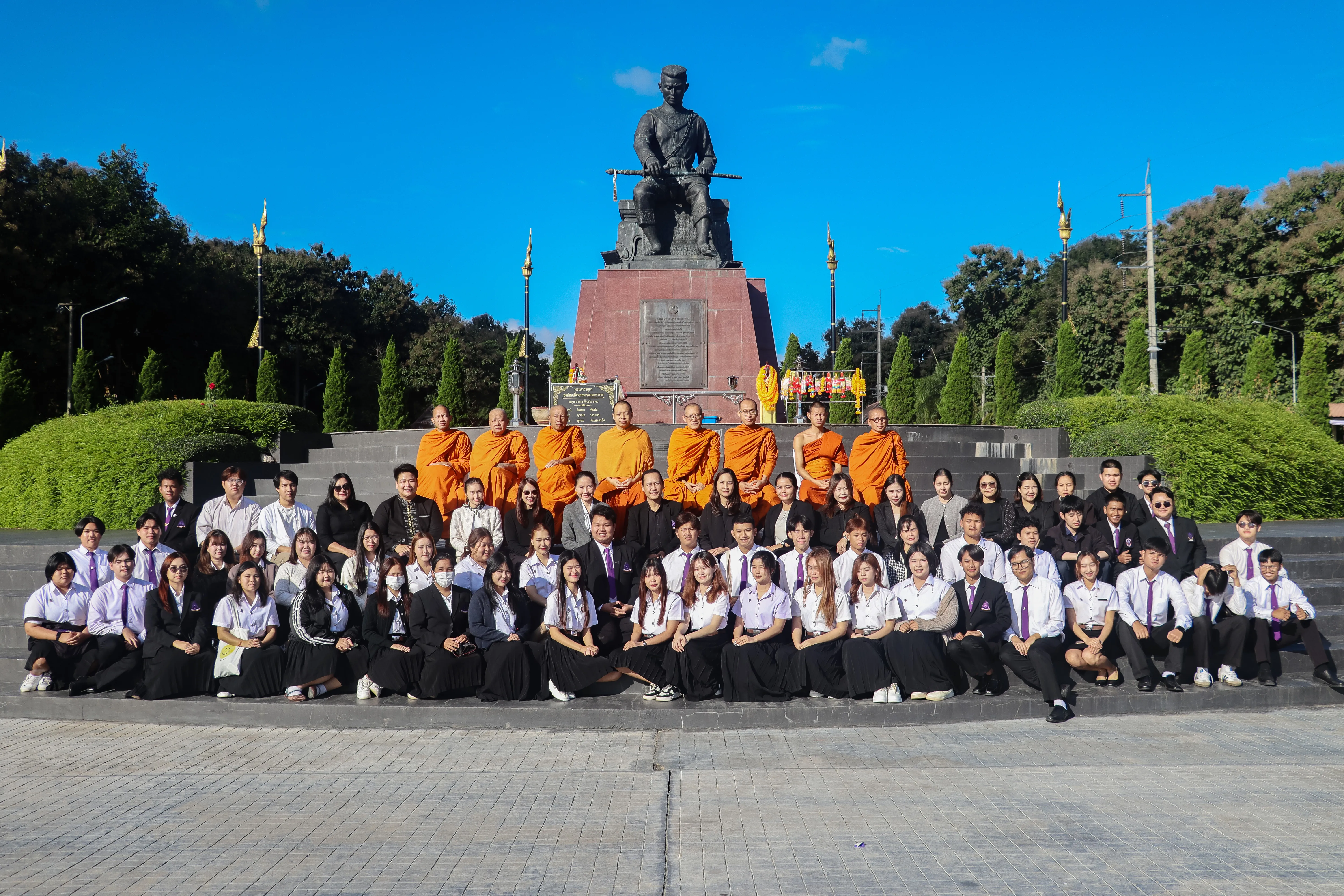 น้อมเกล้าฯ ถวายพระราชกุศล คณะรัฐศาสตร์และสังคมศาสตร์ พร้อมคณะแพทย์-พยาบาล ร่วมเป็นเจ้าภาพหลักในพิธีตักบาตร ณ ลานพระบรมราชานุสาวรีย์สมเด็จพระนเรศวรฯ