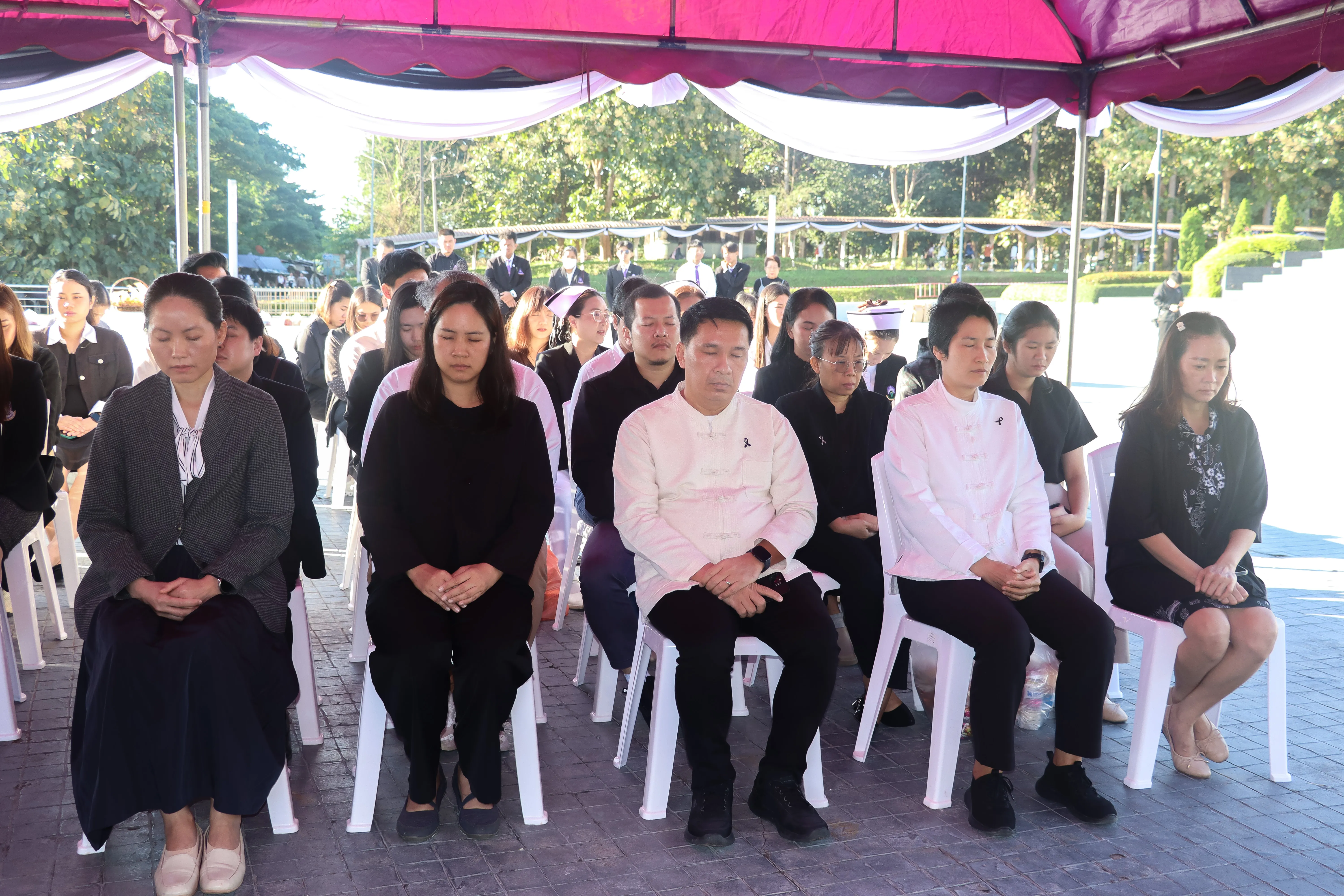 น้อมเกล้าฯ ถวายพระราชกุศล คณะรัฐศาสตร์และสังคมศาสตร์ พร้อมคณะแพทย์-พยาบาล ร่วมเป็นเจ้าภาพหลักในพิธีตักบาตร ณ ลานพระบรมราชานุสาวรีย์สมเด็จพระนเรศวรฯ