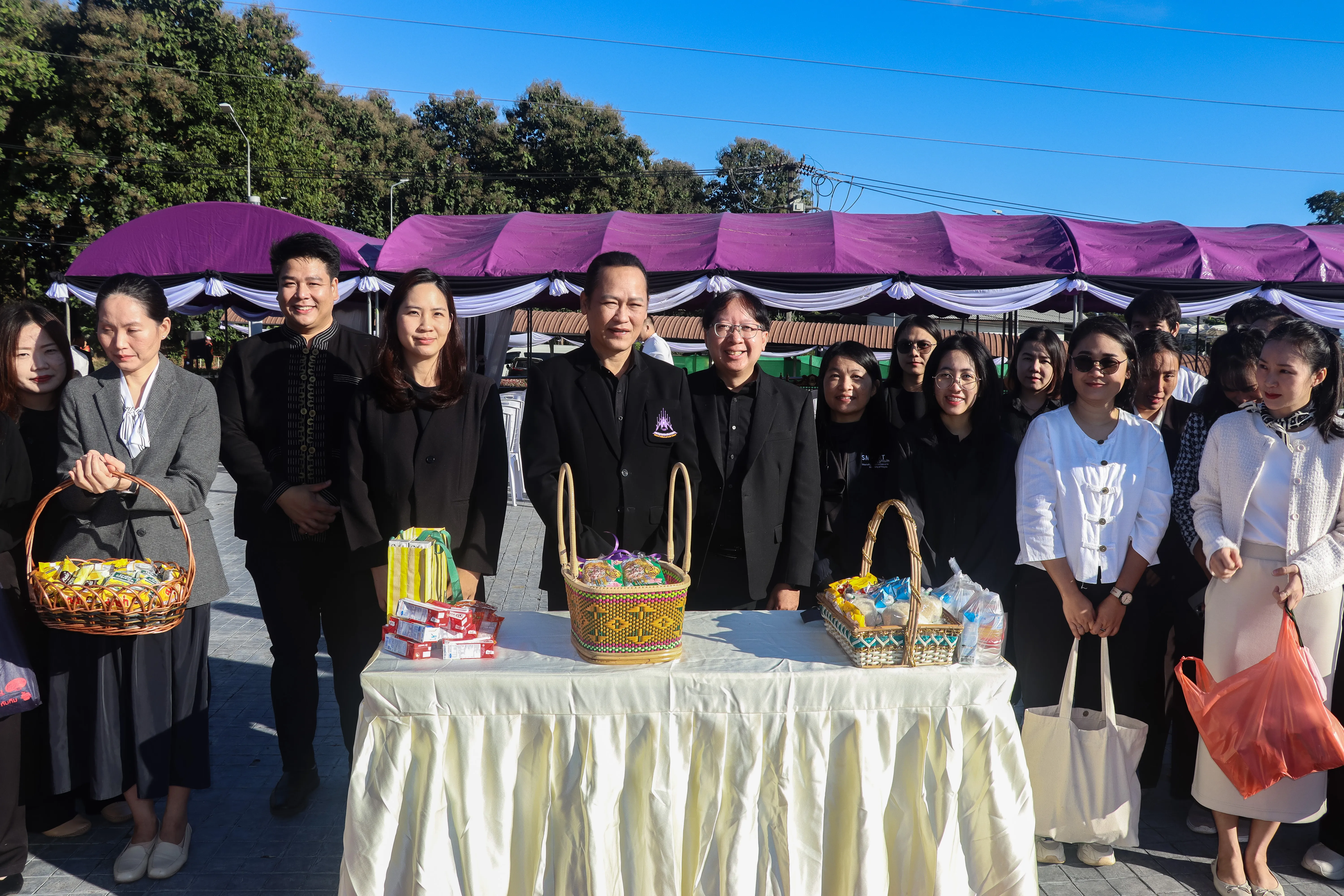 น้อมเกล้าฯ ถวายพระราชกุศล คณะรัฐศาสตร์และสังคมศาสตร์ พร้อมคณะแพทย์-พยาบาล ร่วมเป็นเจ้าภาพหลักในพิธีตักบาตร ณ ลานพระบรมราชานุสาวรีย์สมเด็จพระนเรศวรฯ