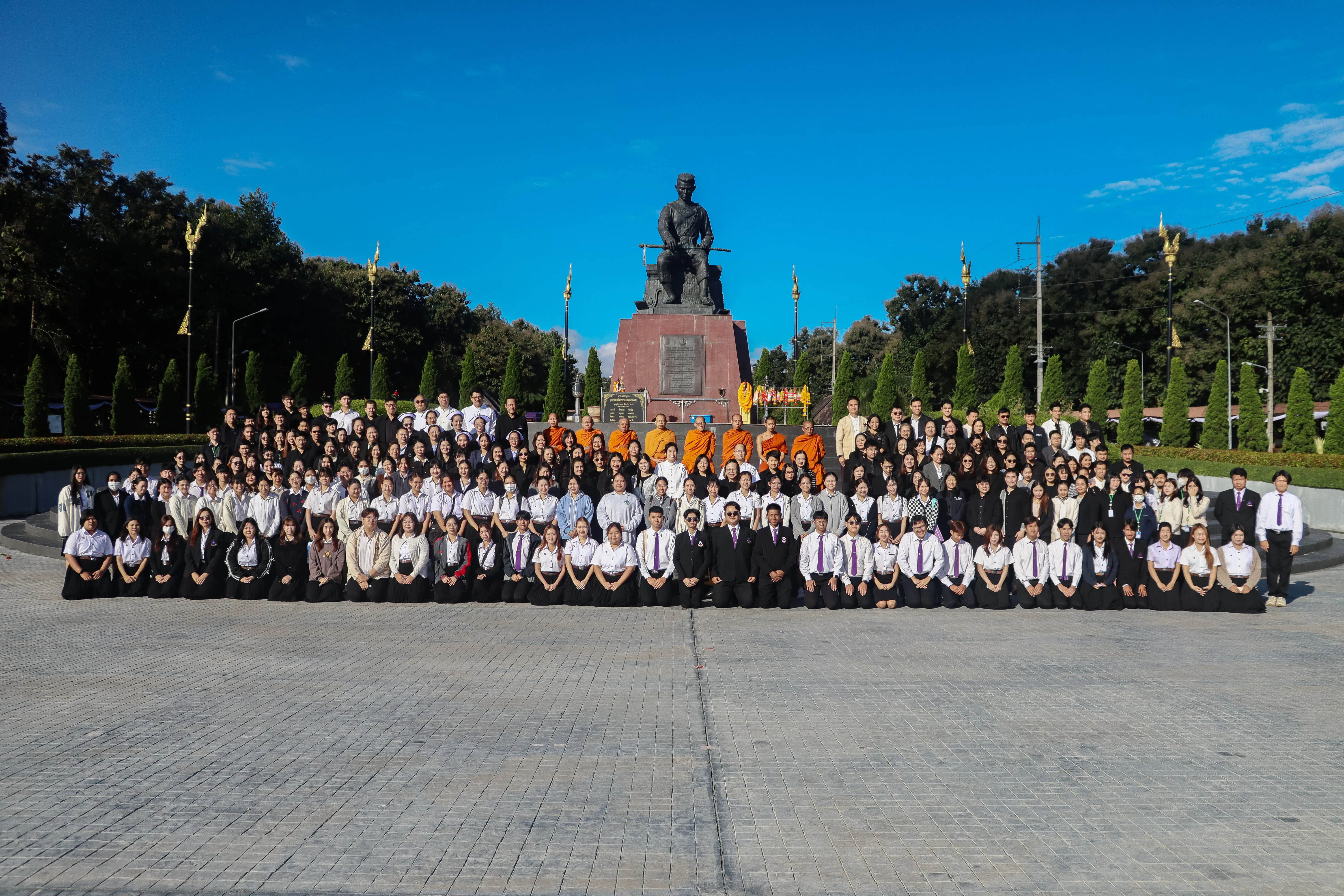 น้อมเกล้าฯ ถวายพระราชกุศล คณะรัฐศาสตร์และสังคมศาสตร์ พร้อมคณะแพทย์-พยาบาล ร่วมเป็นเจ้าภาพหลักในพิธีตักบาตร ณ ลานพระบรมราชานุสาวรีย์สมเด็จพระนเรศวรฯ