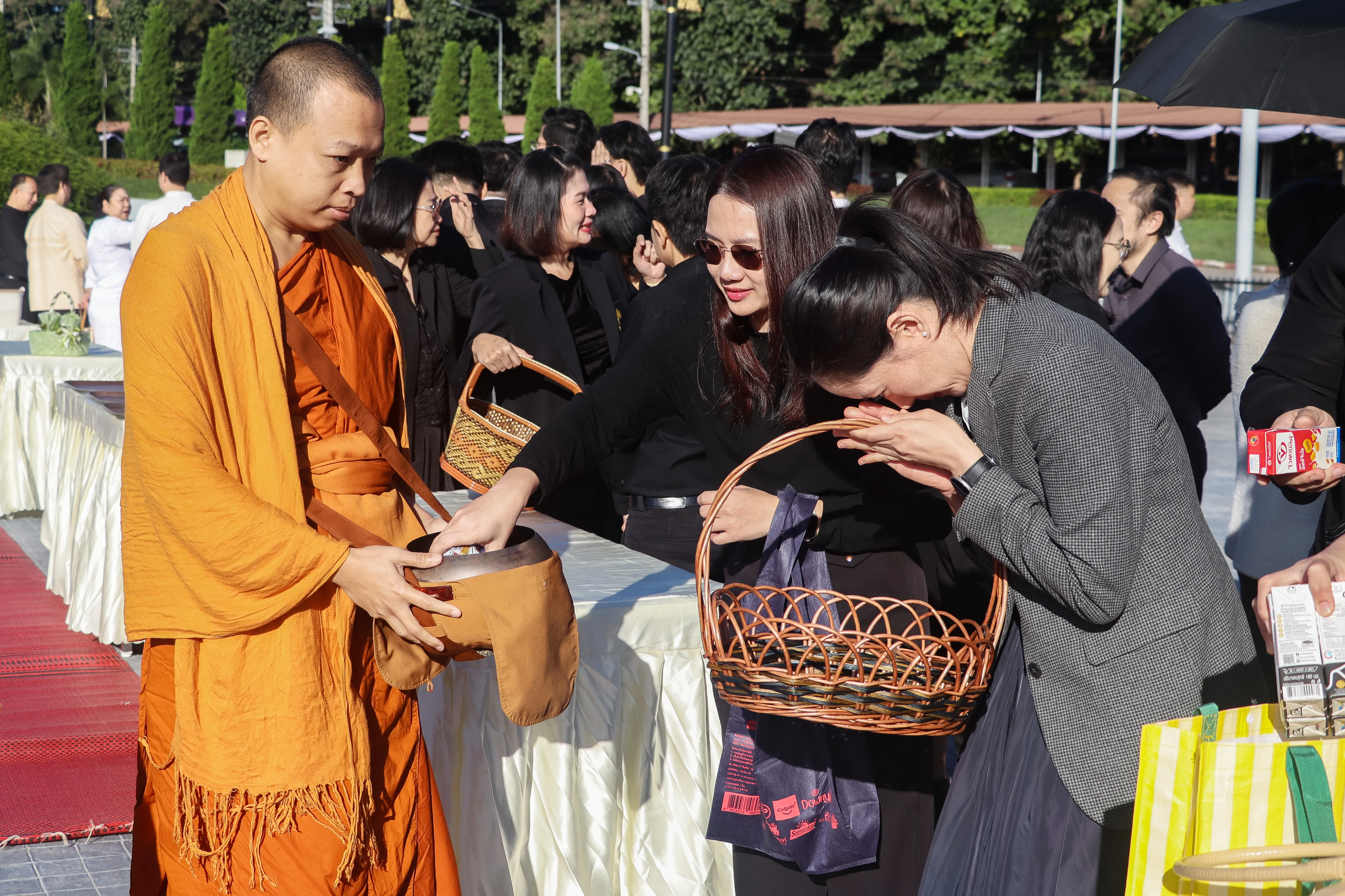 น้อมเกล้าฯ ถวายพระราชกุศล คณะรัฐศาสตร์และสังคมศาสตร์ พร้อมคณะแพทย์-พยาบาล ร่วมเป็นเจ้าภาพหลักในพิธีตักบาตร ณ ลานพระบรมราชานุสาวรีย์สมเด็จพระนเรศวรฯ