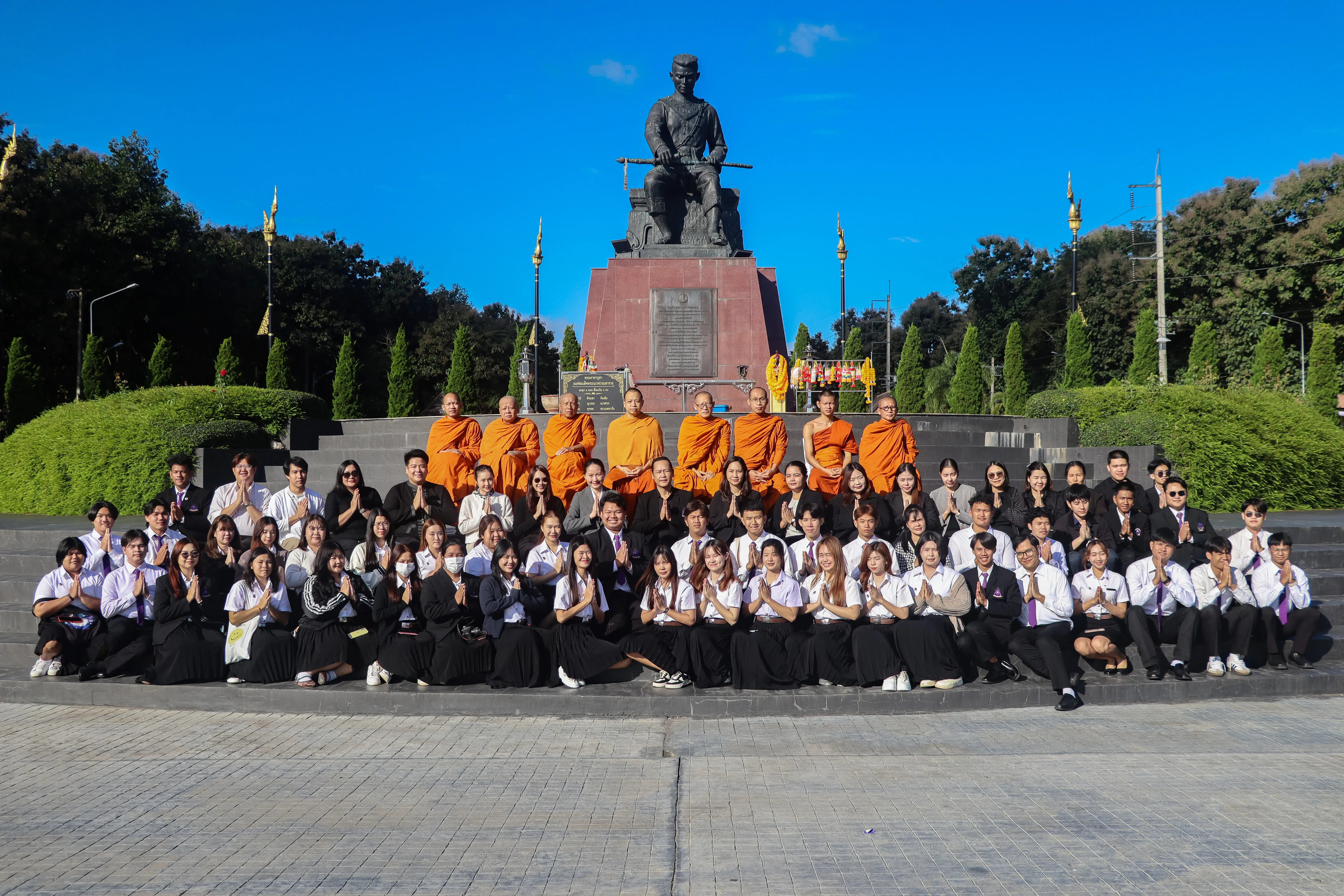 น้อมเกล้าฯ ถวายพระราชกุศล คณะรัฐศาสตร์และสังคมศาสตร์ พร้อมคณะแพทย์-พยาบาล ร่วมเป็นเจ้าภาพหลักในพิธีตักบาตร ณ ลานพระบรมราชานุสาวรีย์สมเด็จพระนเรศวรฯ