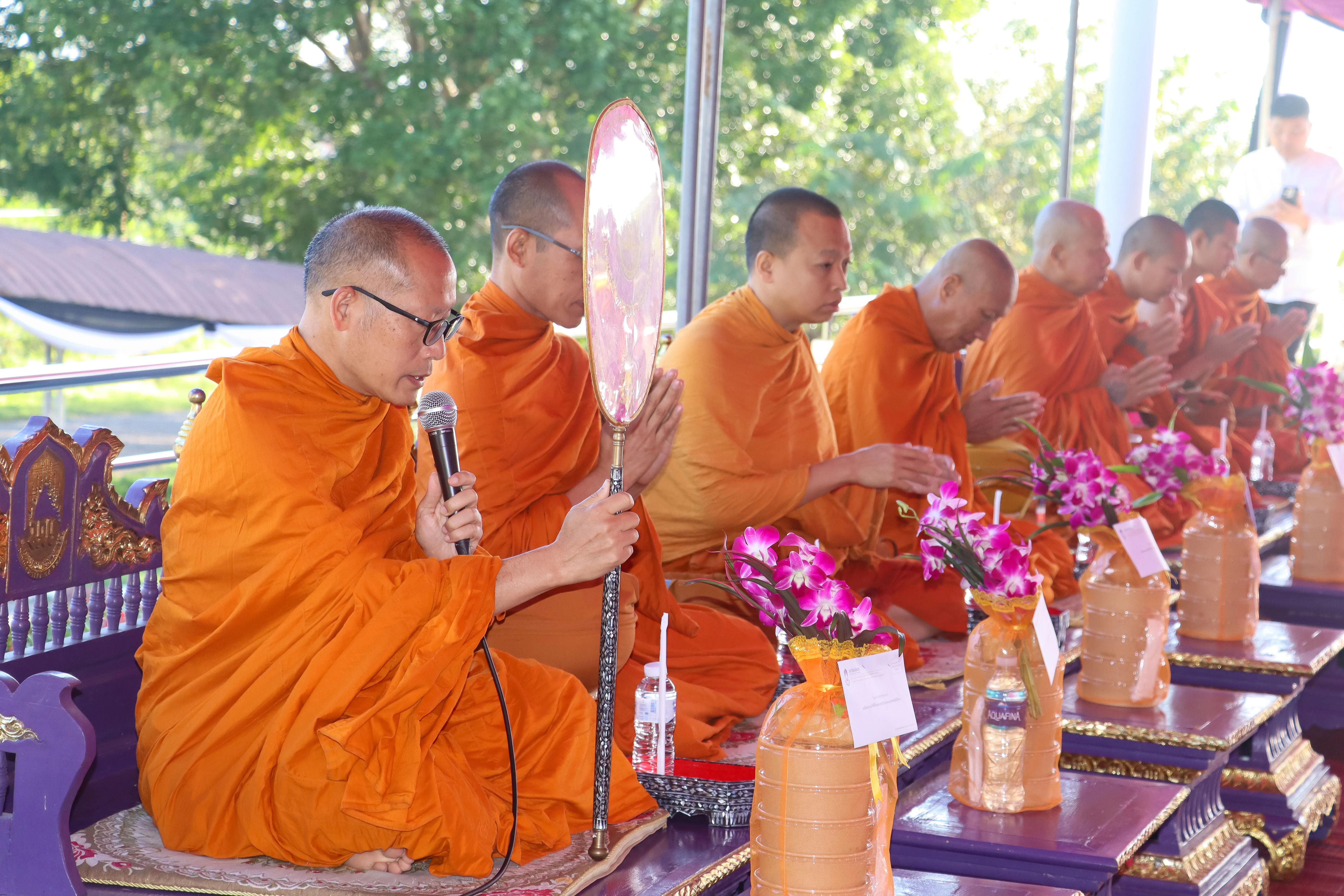 น้อมเกล้าฯ ถวายพระราชกุศล คณะรัฐศาสตร์และสังคมศาสตร์ พร้อมคณะแพทย์-พยาบาล ร่วมเป็นเจ้าภาพหลักในพิธีตักบาตร ณ ลานพระบรมราชานุสาวรีย์สมเด็จพระนเรศวรฯ