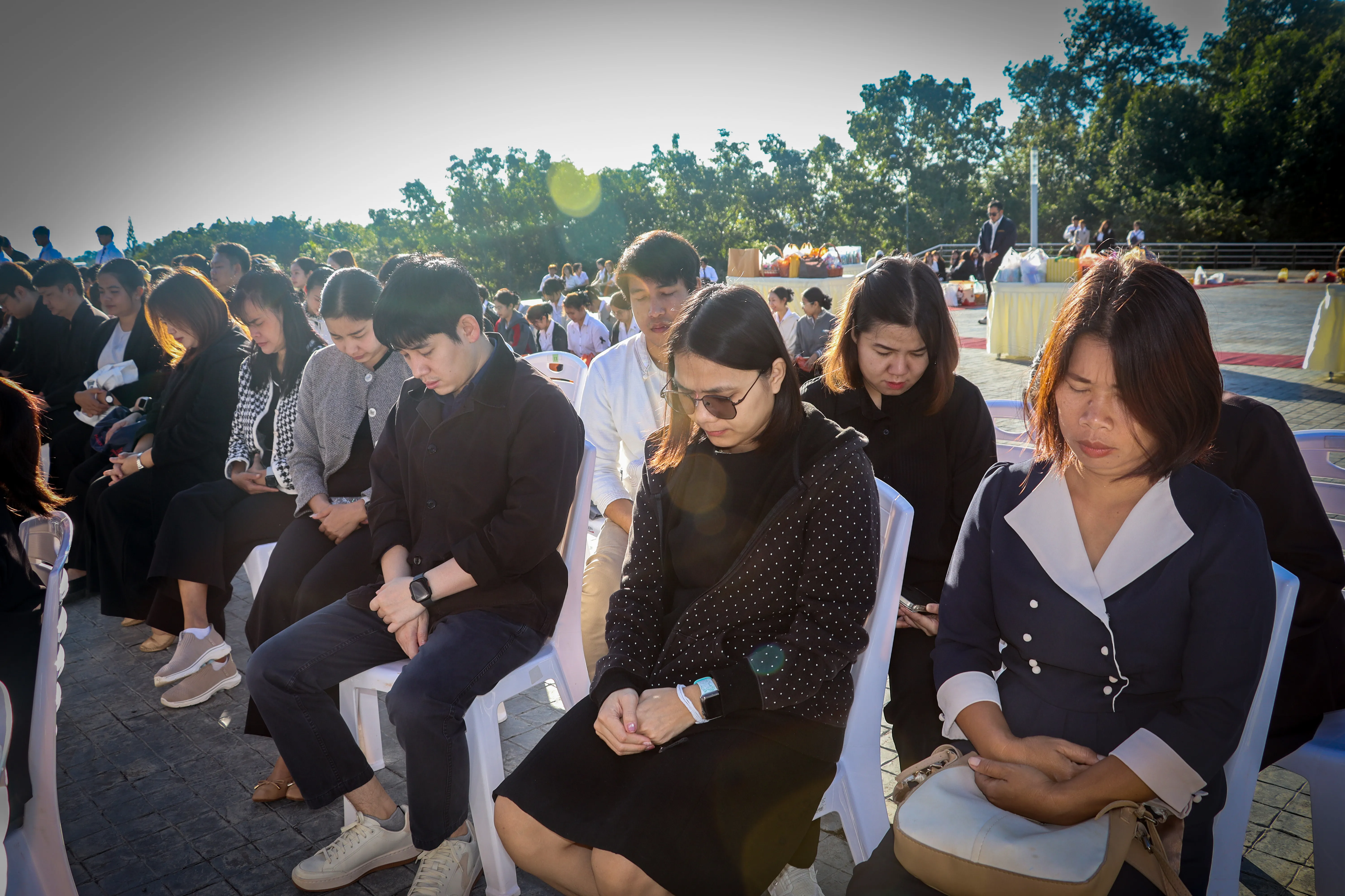 น้อมเกล้าฯ ถวายพระราชกุศล คณะรัฐศาสตร์และสังคมศาสตร์ พร้อมคณะแพทย์-พยาบาล ร่วมเป็นเจ้าภาพหลักในพิธีตักบาตร ณ ลานพระบรมราชานุสาวรีย์สมเด็จพระนเรศวรฯ