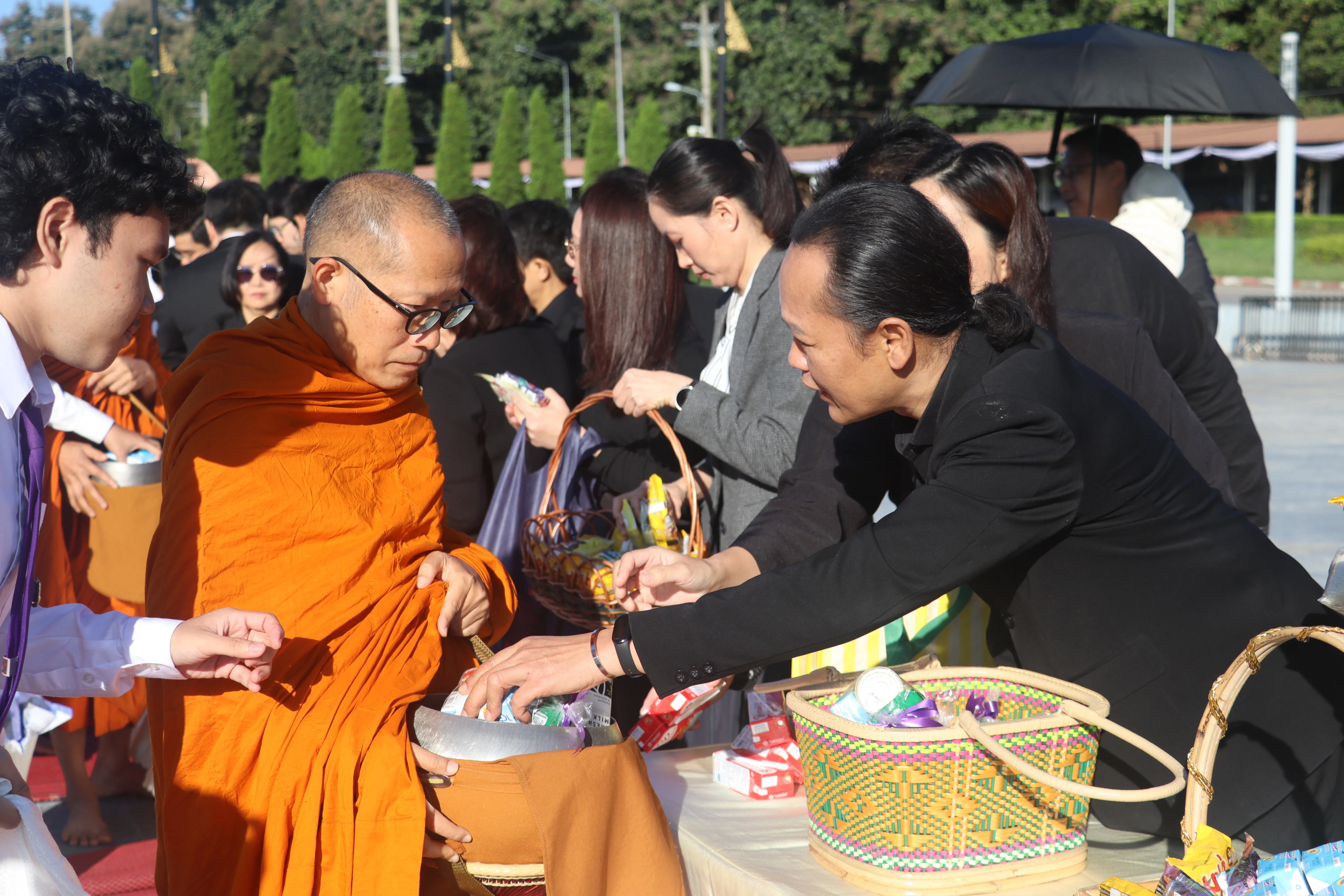 น้อมเกล้าฯ ถวายพระราชกุศล คณะรัฐศาสตร์และสังคมศาสตร์ พร้อมคณะแพทย์-พยาบาล ร่วมเป็นเจ้าภาพหลักในพิธีตักบาตร ณ ลานพระบรมราชานุสาวรีย์สมเด็จพระนเรศวรฯ