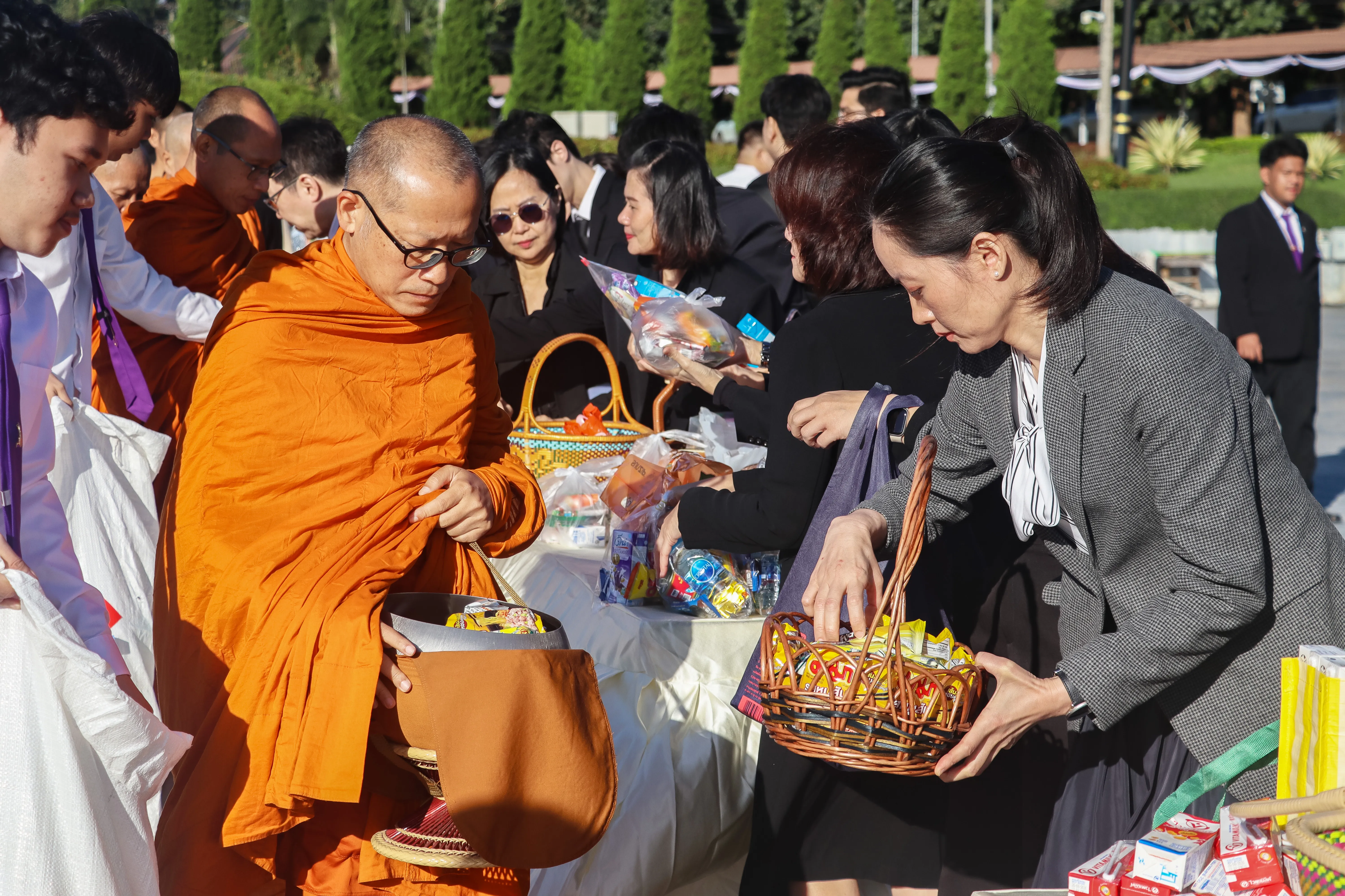 น้อมเกล้าฯ ถวายพระราชกุศล คณะรัฐศาสตร์และสังคมศาสตร์ พร้อมคณะแพทย์-พยาบาล ร่วมเป็นเจ้าภาพหลักในพิธีตักบาตร ณ ลานพระบรมราชานุสาวรีย์สมเด็จพระนเรศวรฯ