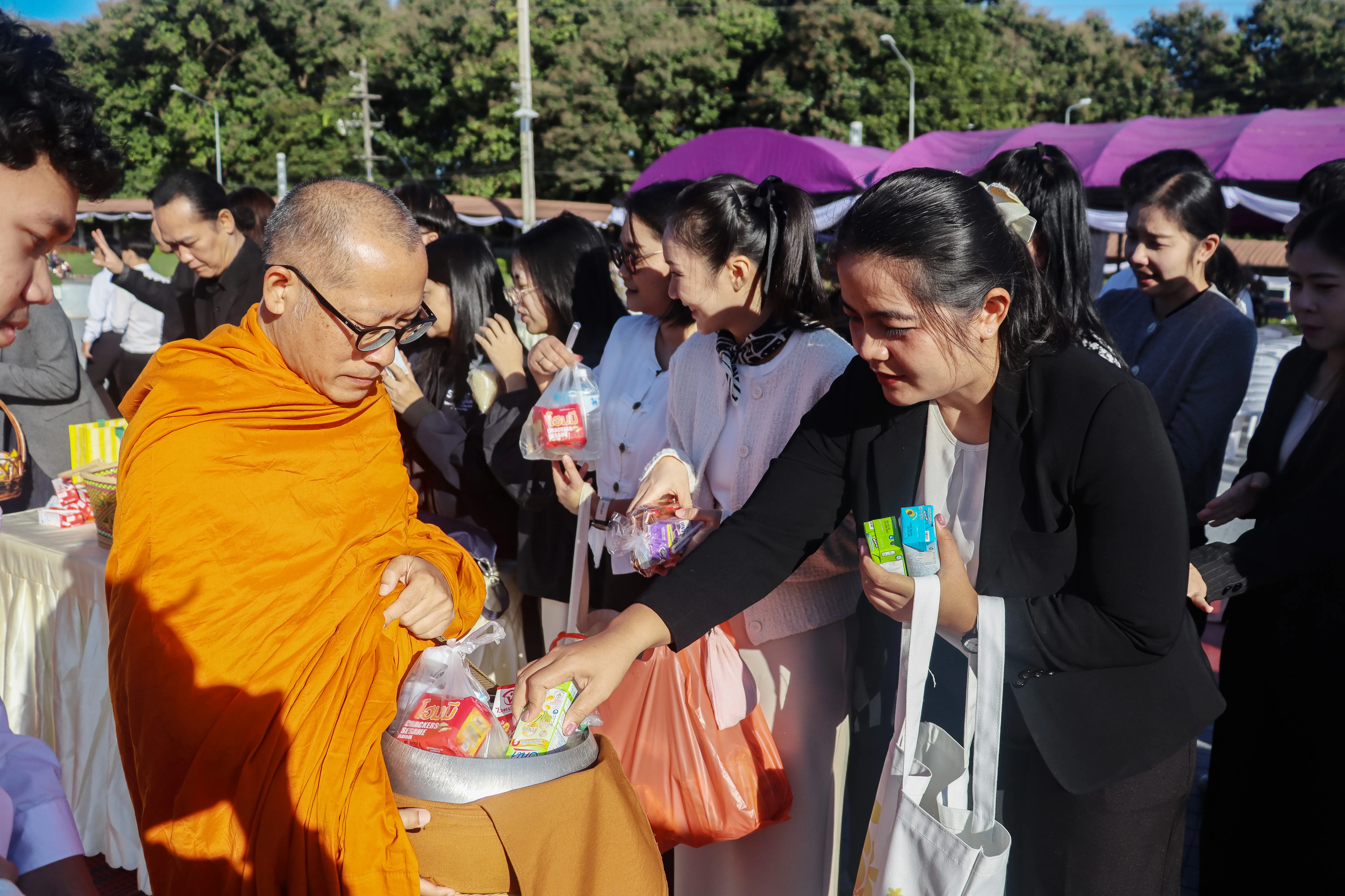 น้อมเกล้าฯ ถวายพระราชกุศล คณะรัฐศาสตร์และสังคมศาสตร์ พร้อมคณะแพทย์-พยาบาล ร่วมเป็นเจ้าภาพหลักในพิธีตักบาตร ณ ลานพระบรมราชานุสาวรีย์สมเด็จพระนเรศวรฯ