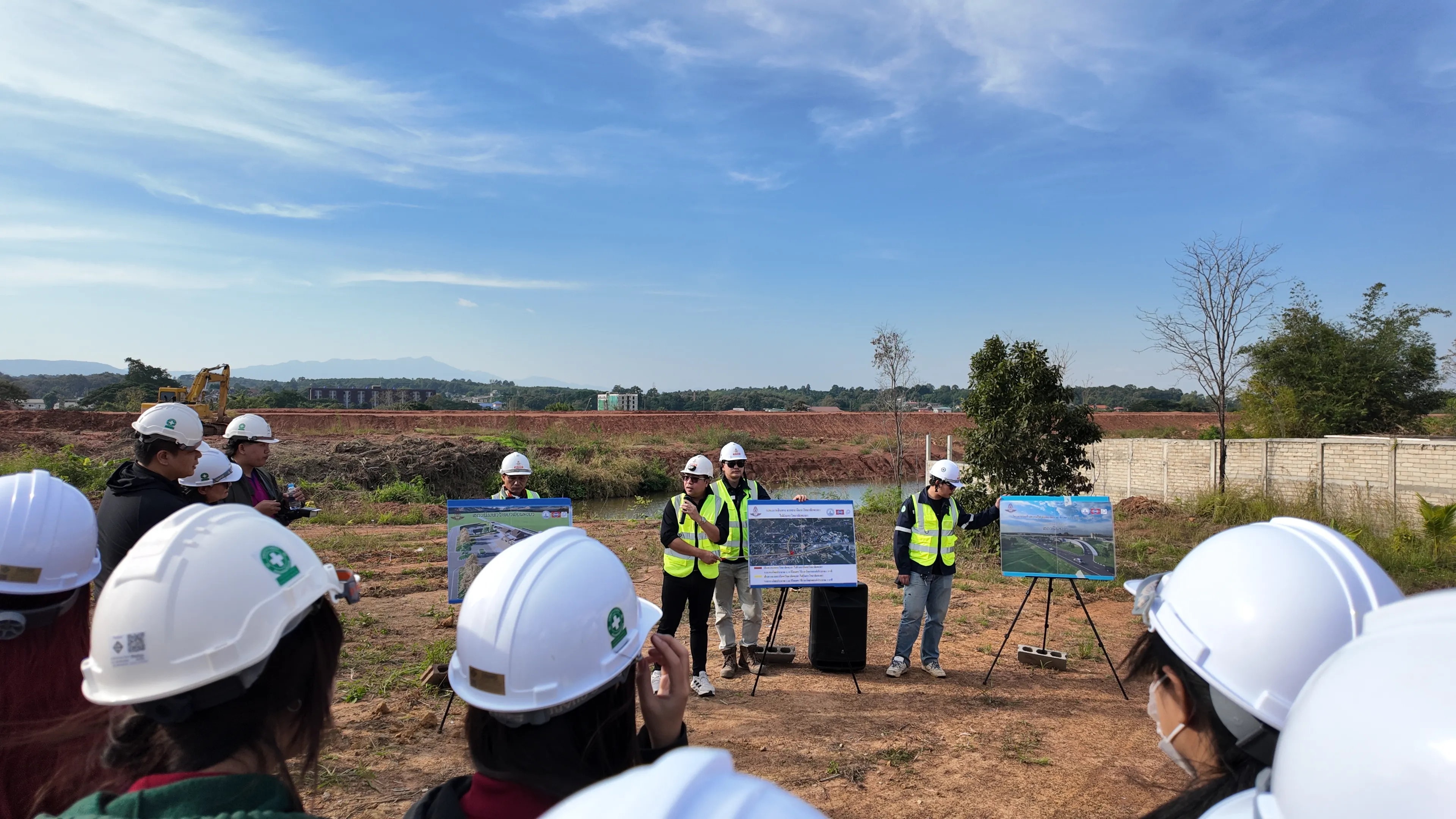 รัฐศาสตร์และสังคมศาสตร์ ม.พะเยา นำทัพนิสิต 95 คน ศึกษาดูงาน "อุโมงค์แม่กา" โครงการรถไฟทางคู่ เพื่อเรียนรู้ 'นโยบายสาธารณะ' และการบริหารโครงการขนาดใหญ่ !