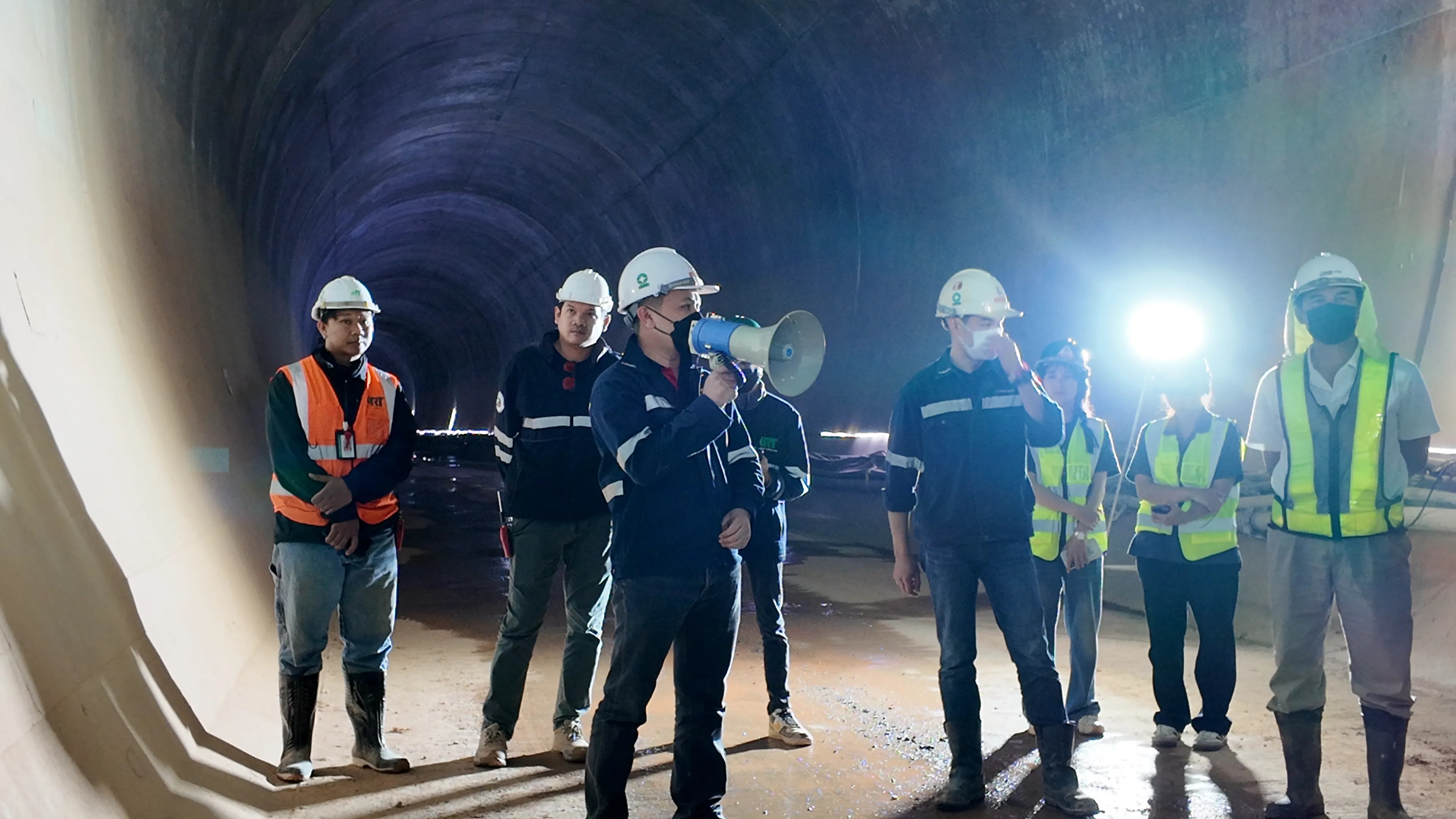 รัฐศาสตร์และสังคมศาสตร์ ม.พะเยา นำทัพนิสิต 95 คน ศึกษาดูงาน "อุโมงค์แม่กา" โครงการรถไฟทางคู่ เพื่อเรียนรู้ 'นโยบายสาธารณะ' และการบริหารโครงการขนาดใหญ่ !