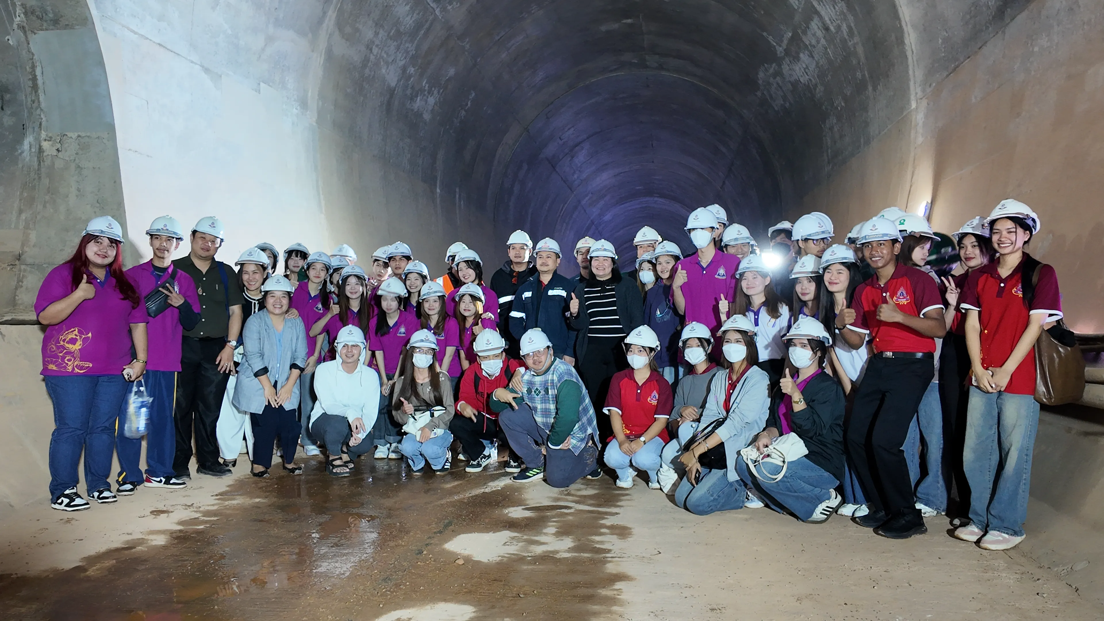 รัฐศาสตร์และสังคมศาสตร์ ม.พะเยา นำทัพนิสิต 95 คน ศึกษาดูงาน "อุโมงค์แม่กา" โครงการรถไฟทางคู่ เพื่อเรียนรู้ 'นโยบายสาธารณะ' และการบริหารโครงการขนาดใหญ่ !