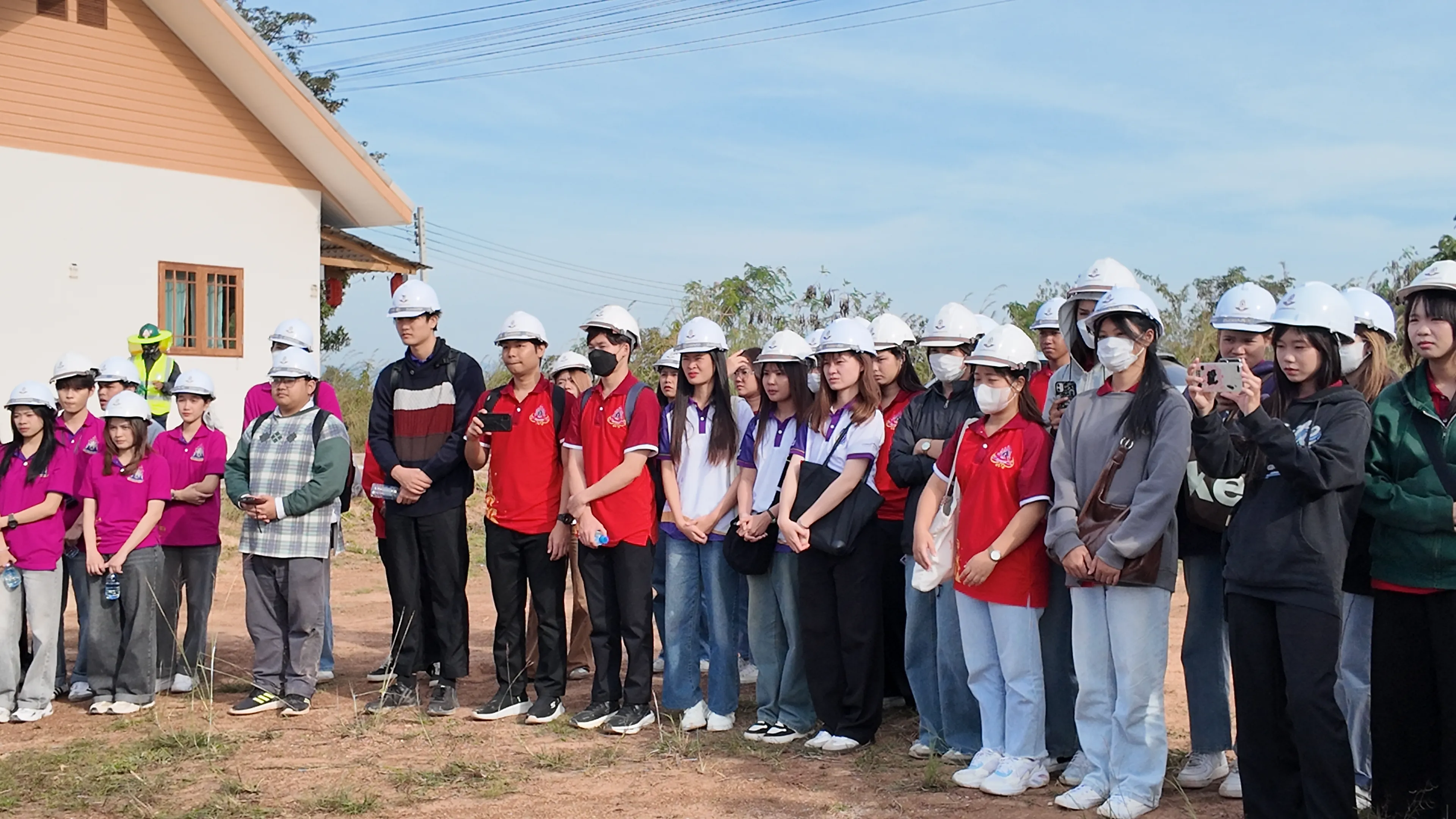 รัฐศาสตร์และสังคมศาสตร์ ม.พะเยา นำทัพนิสิต 95 คน ศึกษาดูงาน "อุโมงค์แม่กา" โครงการรถไฟทางคู่ เพื่อเรียนรู้ 'นโยบายสาธารณะ' และการบริหารโครงการขนาดใหญ่ !