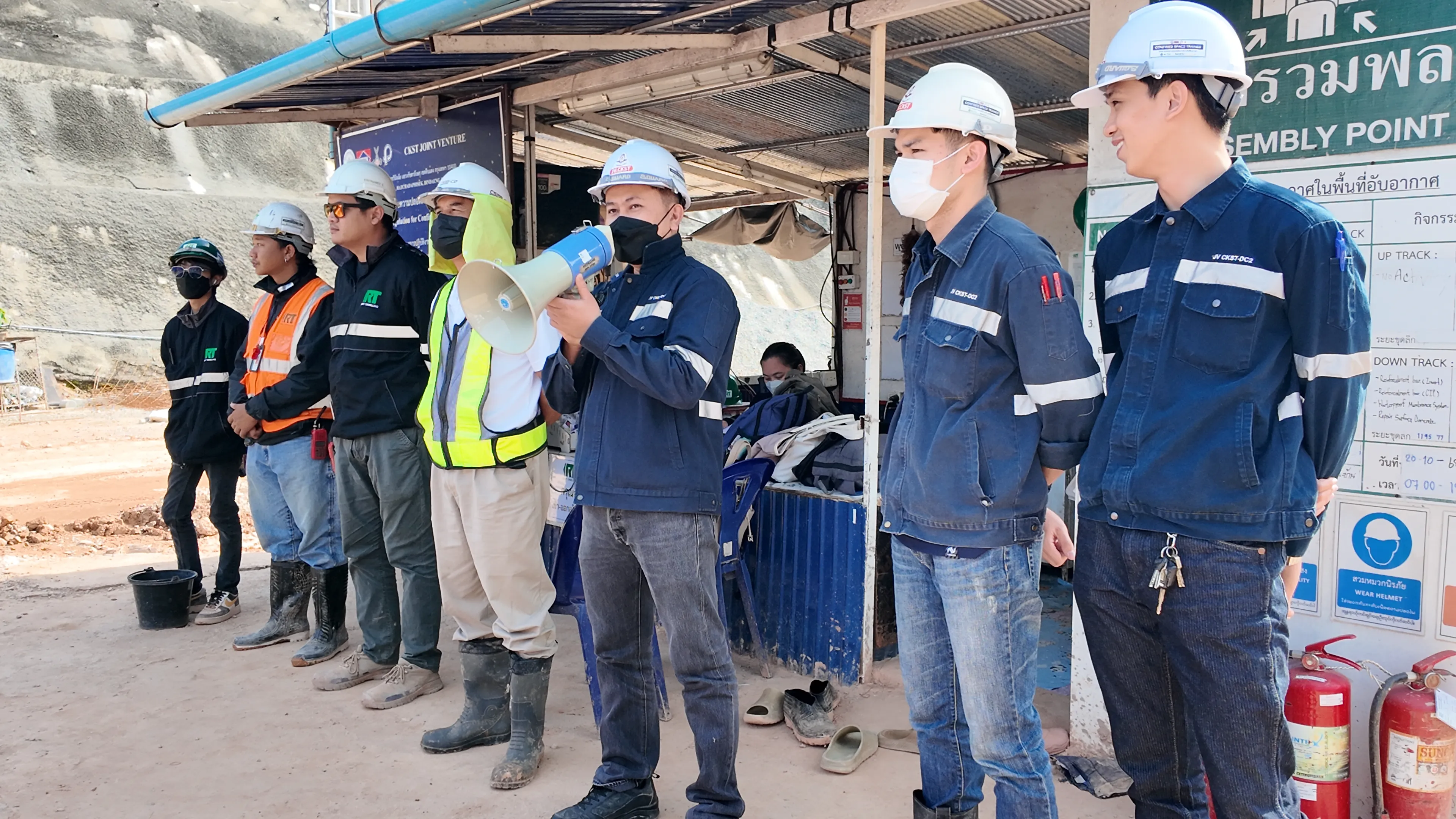 รัฐศาสตร์และสังคมศาสตร์ ม.พะเยา นำทัพนิสิต 95 คน ศึกษาดูงาน "อุโมงค์แม่กา" โครงการรถไฟทางคู่ เพื่อเรียนรู้ 'นโยบายสาธารณะ' และการบริหารโครงการขนาดใหญ่ !