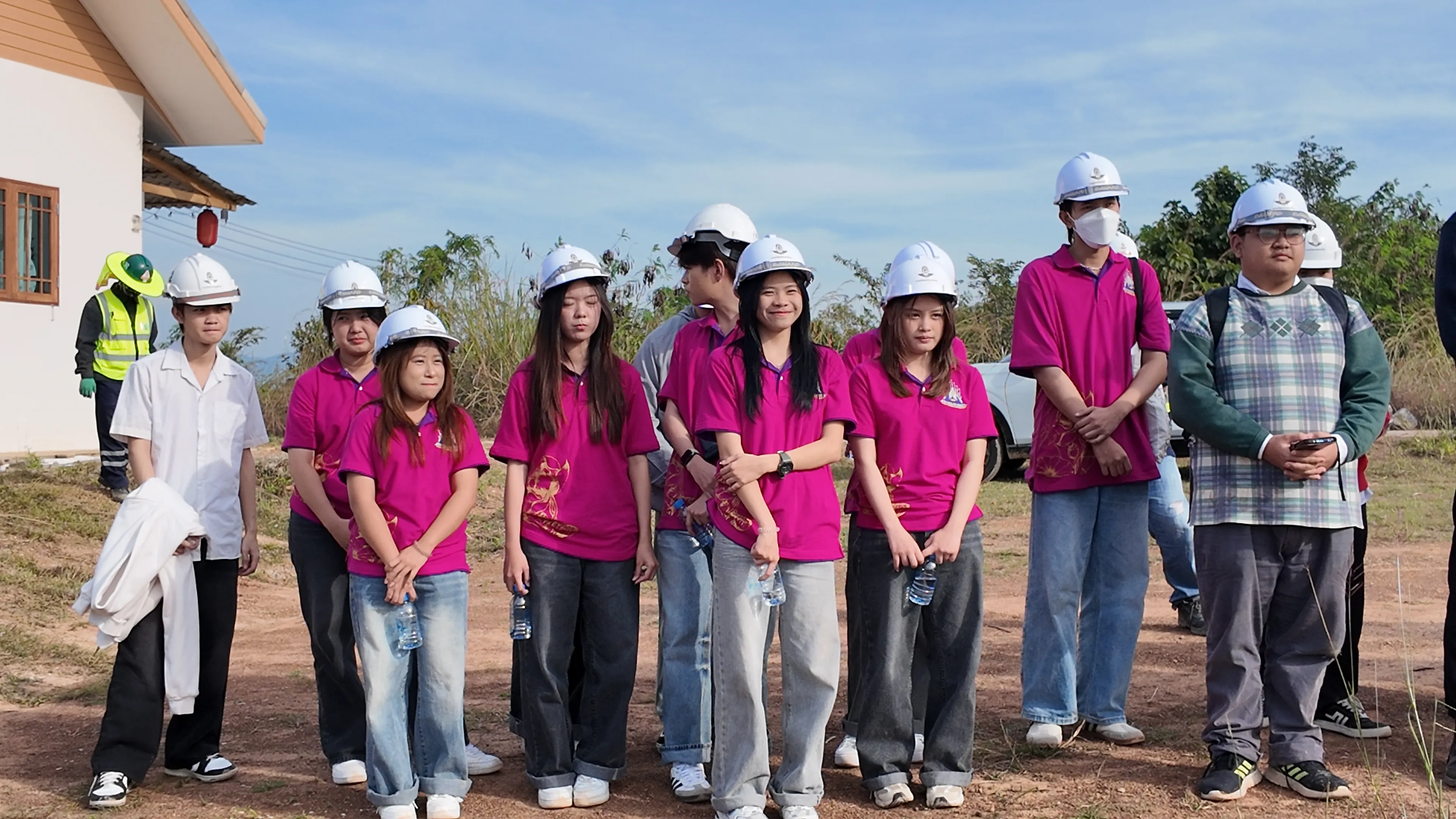 รัฐศาสตร์และสังคมศาสตร์ ม.พะเยา นำทัพนิสิต 95 คน ศึกษาดูงาน "อุโมงค์แม่กา" โครงการรถไฟทางคู่ เพื่อเรียนรู้ 'นโยบายสาธารณะ' และการบริหารโครงการขนาดใหญ่ !